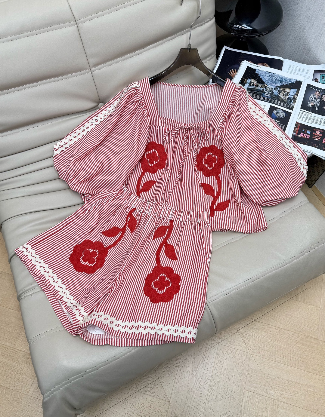 NO:889144,Tops, pants, niche designer brand spring and summer series suits, red and white pinstripes + three-dimensional red flower embroidery, retro and playful!  Pure cotton fabric, skin-friendly and breathable, super comfortable to wear in spring and summer~ The square neck lengthens the neck line, the puff sleeves cover the arms, the loose fit is not flattering on the body, comfortable and slimming. The wavy edge details + contrasting embroidery, full of layers, are great for vacations, daily life, and photo shoots. Recommend 34-36-38,,19860909上衣 裤子 小众设计师品牌春夏系列套装 红白细条纹+立体红花刺绣,复古又俏皮！纯棉面料,亲肤透气,春夏穿超舒服～方领拉长颈部线条,泡泡袖遮手臂,宽松版型不挑身材,舒适又显瘦 波浪边细节+撞色刺绣,层次感满满,度假、日常、拍照都很出片 推荐34-36-38,,,Women's clothing