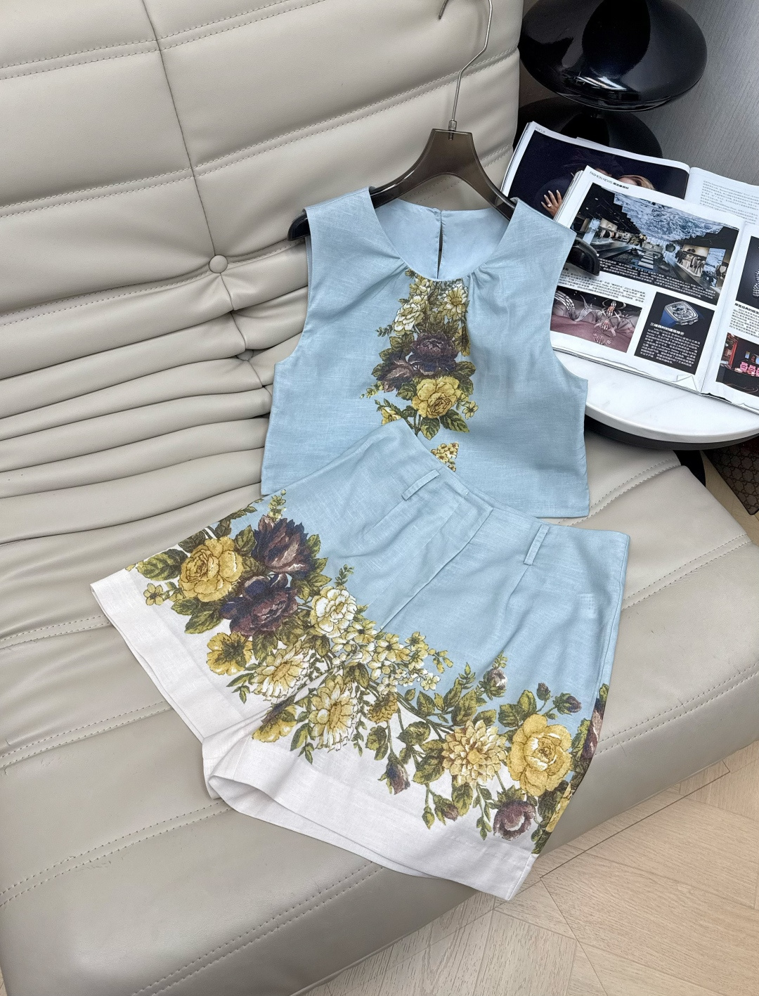 NO:889131,Tops and pants 2026 new niche blue printed suit is made of light blue pure cotton blended linen material, light and breathable, super comfortable to wear in summer!  Sleeveless top + high-waisted shorts, full of French romantic atmosphere, oil painting-like floral print is super artistic. Exquisite tailoring, draping craftsmanship + wavy collar, elegant and showing body curves, perfect for vacation and daily photography. Recommend SML,,shorts,19860909上衣 裤子 2026小众新款蓝底印花套装 采用浅蓝 纯棉混纺亚麻材质,轻盈透气,夏天穿超舒服！无袖上衣+高腰短裤,法式浪漫氛围感拉满,油画感花卉印花超有艺气息.剪裁精致,打揽工艺+波浪领,优雅又显身材曲线,度假、日常拍照都很出片推荐SML,,shorts,,Women's clothing