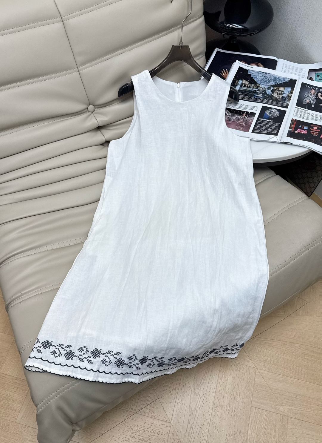 NO:889137,New linen sleeveless vest dress for 26 years, selected from high-quality linen fabrics, breathable and skin-friendly, sleeveless vest design, simple and elegant, revealing the beautiful shoulder line, exquisite embroidery embellishment on the hem, and the details highlight the quality. The upper body is full of lazy and casual French style. Size SML,,skirts,1986090926年新款 亚麻无袖背心连衣裙,精选优质亚麻面料 透气亲肤 无袖背心设计 简约大方 露出优美肩线 下摆精致绣花点缀, 细节之处彰显品质 上身尽慵懒随性的法式风情.码数SML,,skirts,,Women's clothing