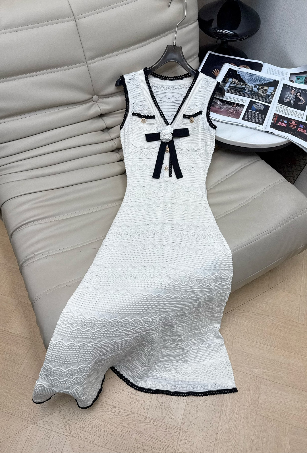 NO:892379,2026 series white knitted dress, ivory hollow knitting + black piping, elegant retro temperament, full V-neck bow + brooch design, exquisite details, fishtail skirt modifies waist and hip curves, elastic knitted fabric, comfortable and figure-flattering, high-end wear ~ SML, skirts, brooch, breastpin,198609092026系列白色针织连衣裙,象牙白镂空针织+黑色滚边,优雅复古气质满分V领蝴蝶结+胸针设计,细节精致,鱼尾裙摆修饰腰臀曲线 弹力针织面料,舒适又显身材 高级感穿搭～SML,,skirts,brooch，breastpin,,Women's clothing