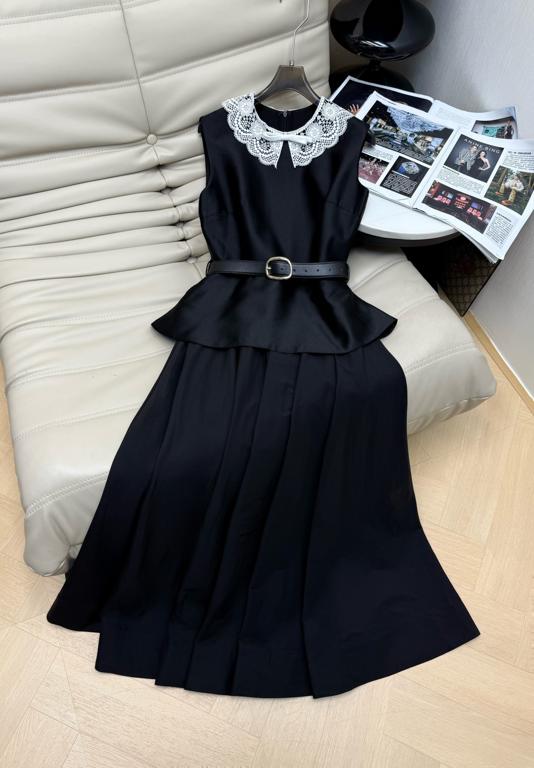 NO:890698,The little black dress from the 2026 early autumn series is made of crisp and stylish taffeta material, embellished with a white lace doll collar, retro and playful, sleeveless + waist design, a metal buckle belt to outline the waistline, and a large hemline that brings an elegant atmosphere when walking. The skirt is moderate in length and can be easily used for commuting, dating, and dinner. It is a practical and advanced 'shirt'!  A must for exquisite girls. SMLXL,,skirts,198609092026早秋系列小黑裙,塔夫绸材质挺括有型,白色蕾丝娃娃领点缀,复古又俏皮 无袖+收腰设计,金属扣腰带勾勒腰线,大摆裙摆走路自带优雅氛围感.裙长适中,通勤、约会、晚宴都能轻松驾驭,是实用又高级的“战袍”！精致女孩必入. SMLXL,,skirts,,Women's clothing