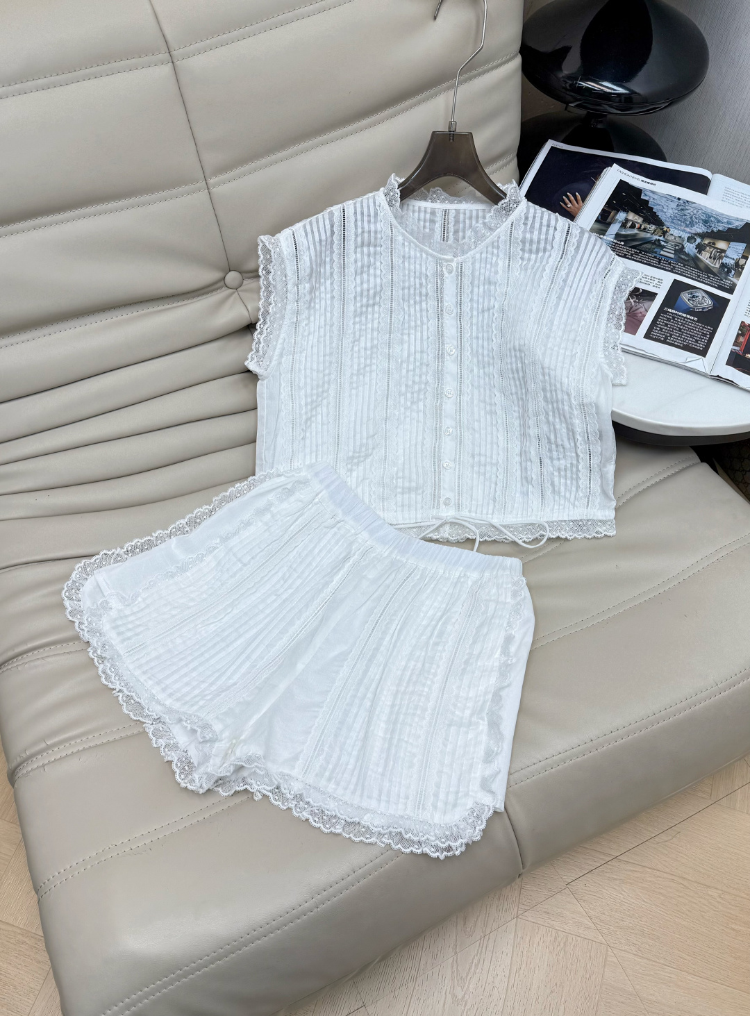 NO:891371,Tops and pants 26 spring and summer French lace suit Top + high-waisted shorts, ramie blended cotton material, light and breathable, perfect for summer!  The lace hem of the top is drawstring, and the shorts are high-waisted and slightly flared, covering the crotch and making you look slimmer. It can be easily controlled for daily commuting, dating, and vacation ~ the overall style is simple and gentle, with a full French atmosphere. Recommend SML,,shorts,19860909上衣 裤子 26春夏法式蕾丝花边套装 上衣+高腰短裤,苎麻混纺棉材质 轻薄透气超适合夏天！上衣蕾丝花边下摆可抽绳 短裤高腰微喇,遮胯显瘦,日常通勤、约会、度假都能轻松驾驭～整体简约温柔,法式氛围感满满 推荐SML,,shorts,,Women's clothing