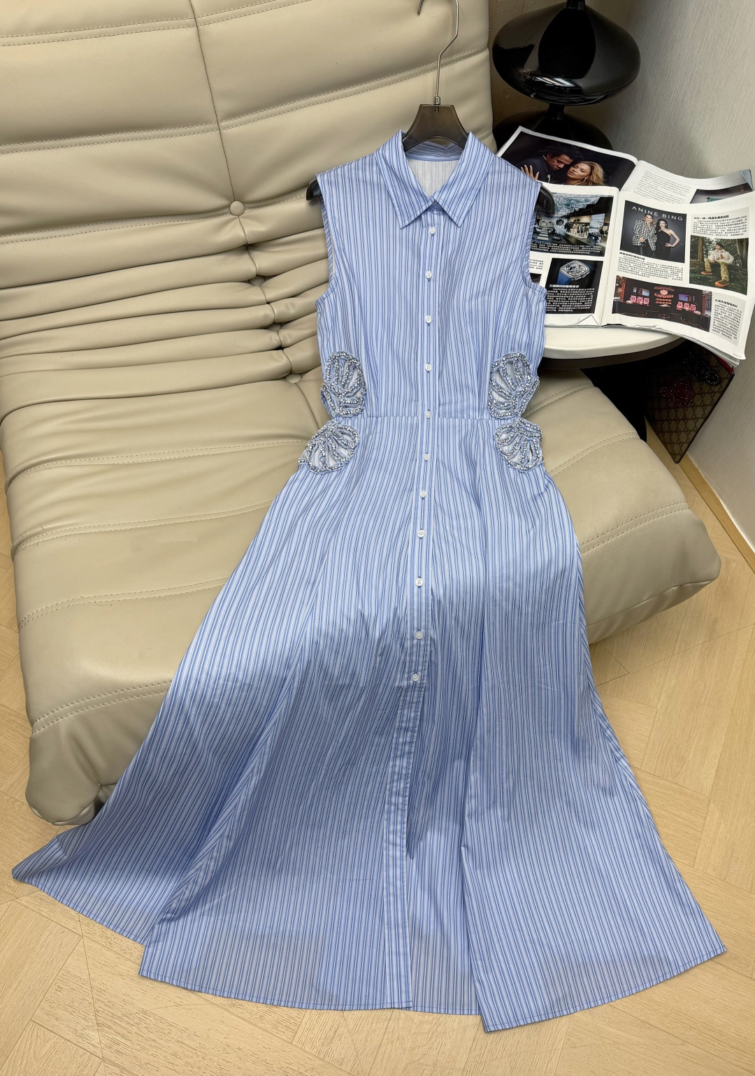 NO:904352,The hottest 2026 new striped dress, made of pure cotton, skin-friendly and breathable, super comfortable to wear in summer!  Sleeveless shirt collar + A-line skirt, vertical stripes make it slim and elegant. Shell-shaped hollows on the waist + diamond embellishments, full of French romantic atmosphere ~ The skirt is moderate in length and can be easily used for commuting, vacations and dates. It is a must-have and versatile item for summer wardrobe!  SML,,skirts,shirts,19860909爆款2026新款条纹连衣裙,纯棉材质,亲肤透气,夏天穿超舒服！无袖衬衫领+A字裙摆,竖条纹显瘦又优雅 腰部贝壳形镂空+钻饰,法式浪漫氛围感拉满～裙长适中,通勤、度假、约会都能轻松驾驭 是夏季衣橱必备百搭单品！SML,,skirts,shirts,,Women's clothing