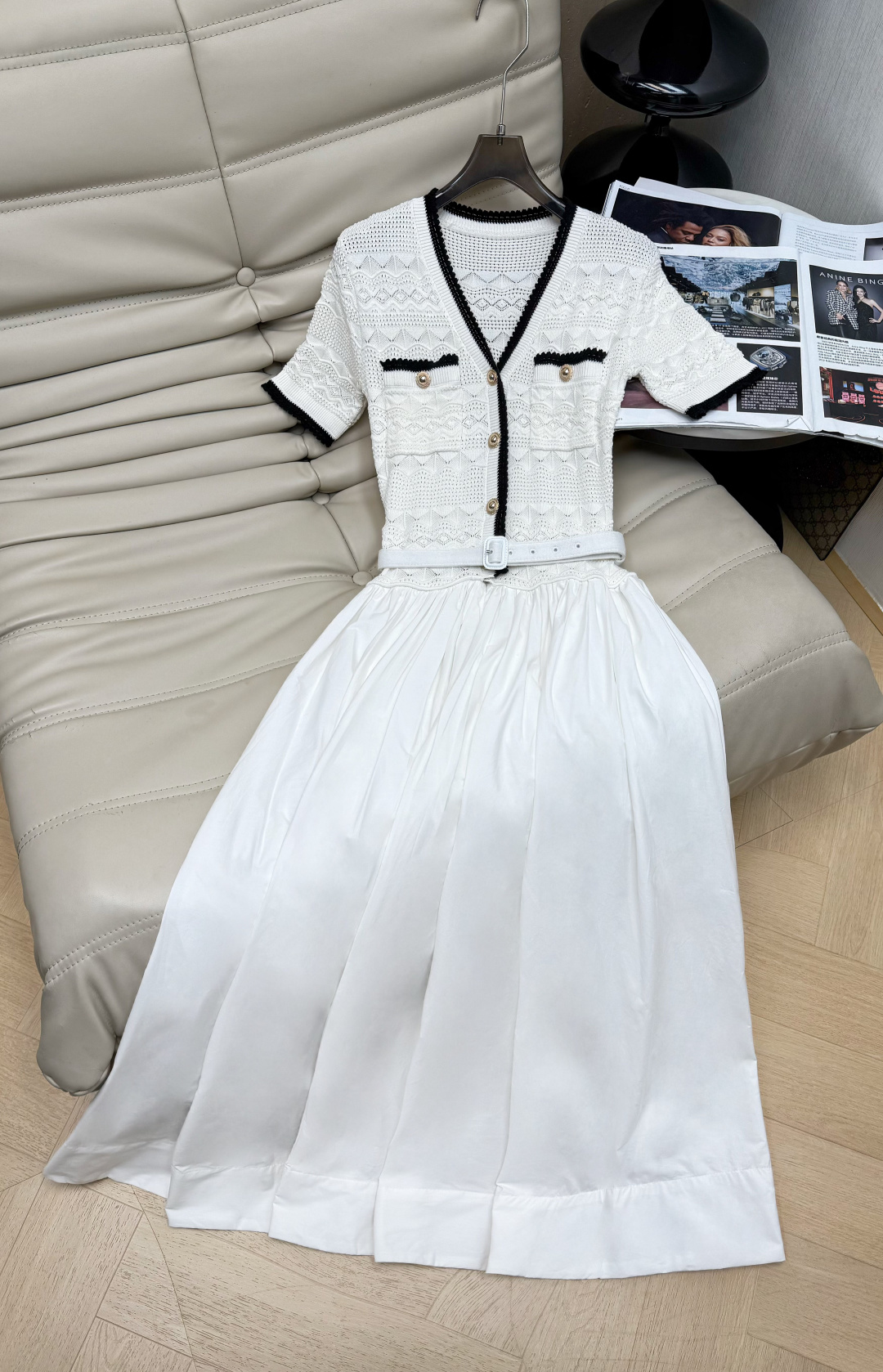 NO:893566,26Ss knitted dress, ivory white with black trim, full of French elegance!  The upper body is made of hollow knitted fabric, with a V-neck and metal buttons, which is exquisite and elegant. The hem is spliced ​​with cotton poplin, which is drapey and elegant, making it super comfortable to wear in spring and summer. The belt of the same color modifies the waistline, making it appear slimmer and improve the proportion. It can be easily controlled for daily use, commuting, and dating. SML,,skirts,1986090926Ss针织连衣裙,象牙白配黑色饰边,法式优雅感满满！上身是镂空针织,V领+金属纽扣,精致又显气质 下摆拼接棉府绸,垂坠飘逸,春夏穿超舒服.同色腰带修饰腰线,显瘦又提升比例.日常、通勤、约会都能轻松驾驭 SML,,skirts,,Women's clothing