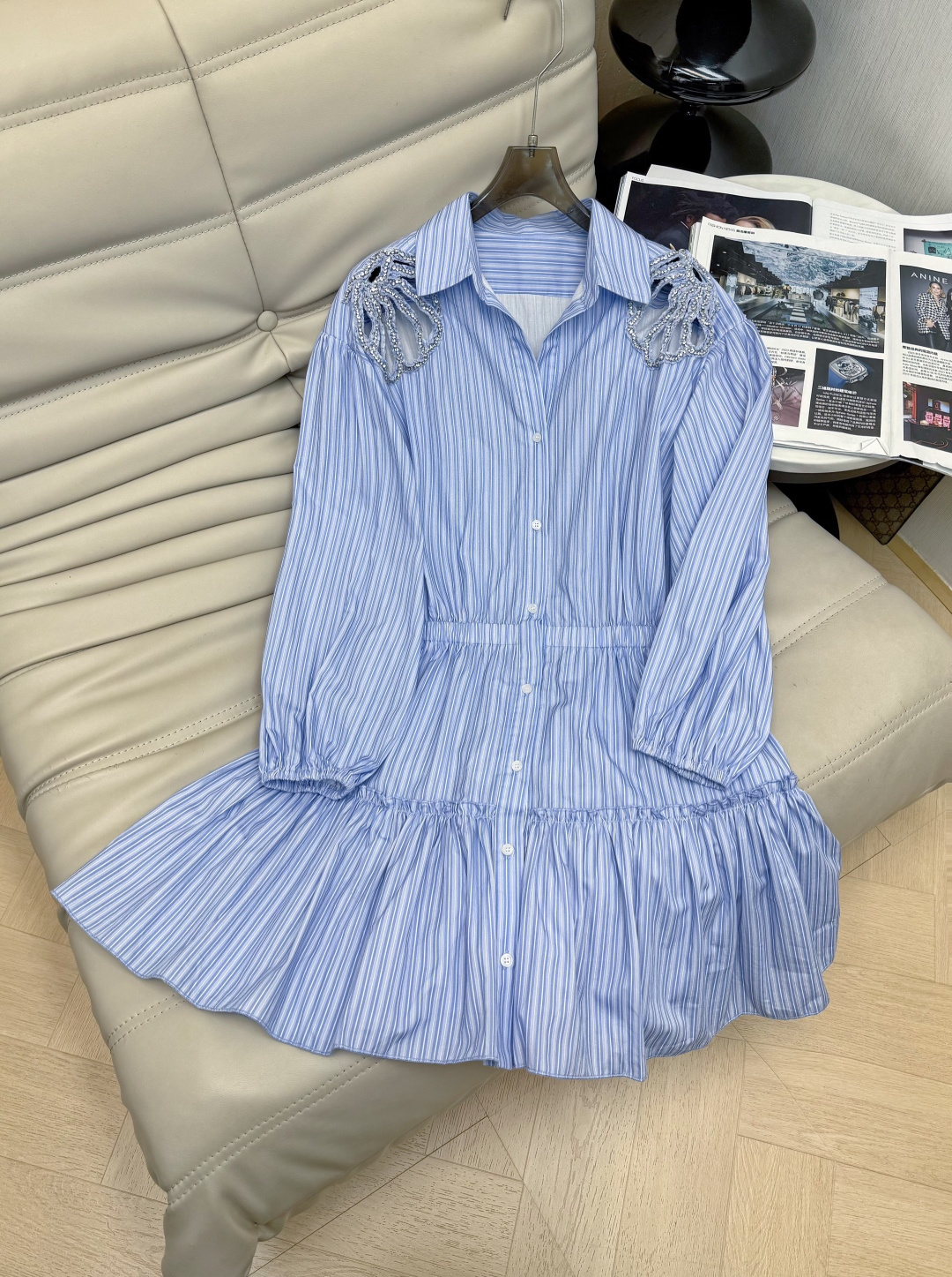 NO:892798,26SS new blue striped shirt skirt, made of pure cotton, skin-friendly and breathable, super comfortable to wear in summer!  Blue stripes + waist-cinching lotus leaf hem, full of French elegance. The hollow shell diamond decoration on the shoulders is super detailed, and the cuffs are slightly closed, playful and elegant. The skirt is moderately long, suitable for commuting or vacation, paired with white loafers or sandals, fresh and natural, easy to get summer wear!  ,,loafers,sandals,skirts,shirts,1986090926SS新款蓝色条纹衬衫裙,纯棉材质,亲肤又透气,夏天穿超舒服！蓝条纹+收腰荷叶摆,法式优雅氛围感满分.肩部镂空贝壳钻饰超有细节,袖口微收,俏皮又显气质.裙长适中,通勤、度假、搭配白色乐福鞋或凉鞋,清新自然,轻松get夏日穿搭！,,loafers,sandals,skirts,shirts,,Women's clothing