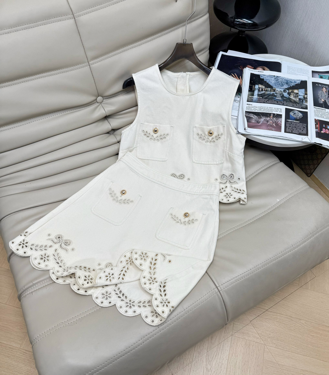 NO:905970,Top, skirt 2026 early autumn ivory white denim suit, including sleeveless blouse + A-line skirt, hollow embroidery + bow lace, full of exquisite girly feeling. The denim fabric is soft and crisp, super refreshing to wear in summer!  The small fragrant pockets on the top and the high-waisted design of the skirt make you look taller and slimmer, and are friendly to small people~ You can easily manage daily commuting, dating, and vacations, and you can easily get a gentle and energetic atmosphere!  monochrome,,skirts,19860909上衣,半裙 2026早秋象牙白牛仔套装,包含无袖短上衣+A字短裙,镂空刺绣+蝴蝶结花边,精致少女感满满.牛仔面料柔软有挺括感,夏天穿超清爽！上衣小香风口袋,短裙高腰设计,显高显瘦,小个子友好～日常通勤、约会、度假都能轻松驾驭,温柔元气氛围感轻松get！单色,,skirts,,Women's clothing