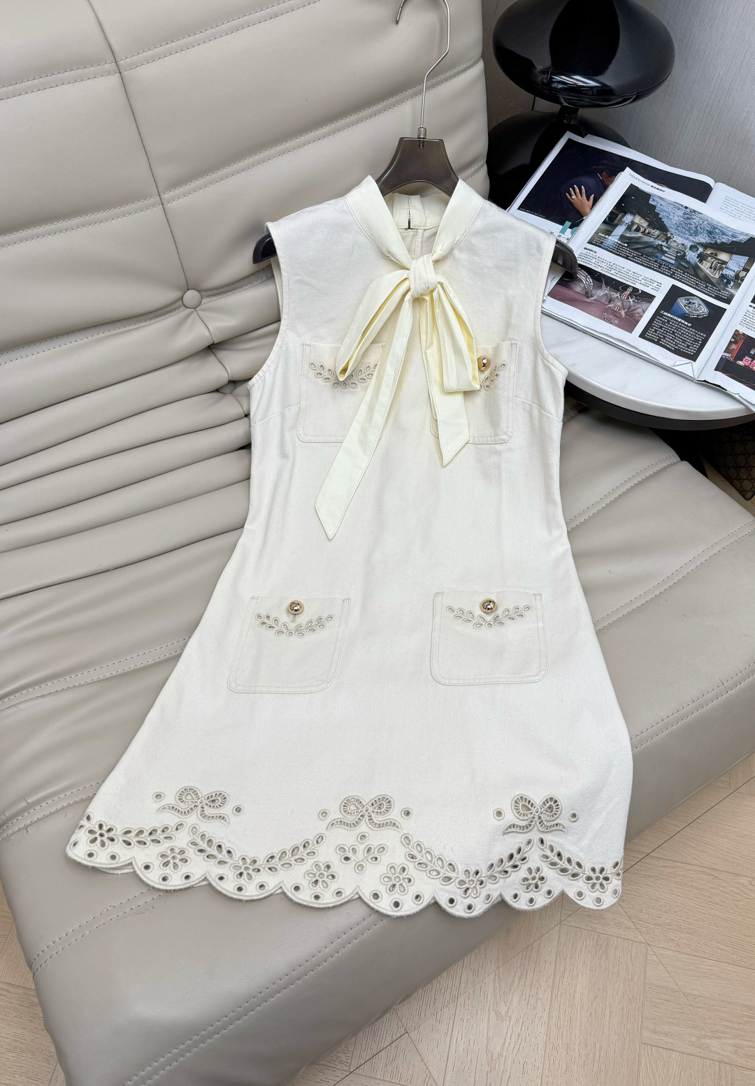 NO:905958,2026 early autumn new style, cream white lightweight denim fabric, soft and breathable, super comfortable to wear in summer!  Sleeveless straight short design, big bow ribbon at the neck, sweet and elegant. Hollow embroidery + scallop lace on the skirt, full of details, gold buttons on the pockets, full of retro feel. It is super friendly to the figure, can be easily managed for commuting, dating, and vacation, and looks great with loafers or sandals ~ SML,, loafers, sandals, skirts,198609092026早秋新款,奶油白轻质牛仔面料,柔软透气,夏天穿超舒服！无袖直筒短款设计,领口大蝴蝶结飘带,甜美又优雅.裙摆镂空刺绣+扇贝花边,细节满分,口袋配金色纽扣,复古感十足.对身材超友好,通勤、约会、度假都能轻松驾驭,搭乐福鞋或凉鞋都很出彩～ SML,,loafers,sandals,skirts,,Women's clothing