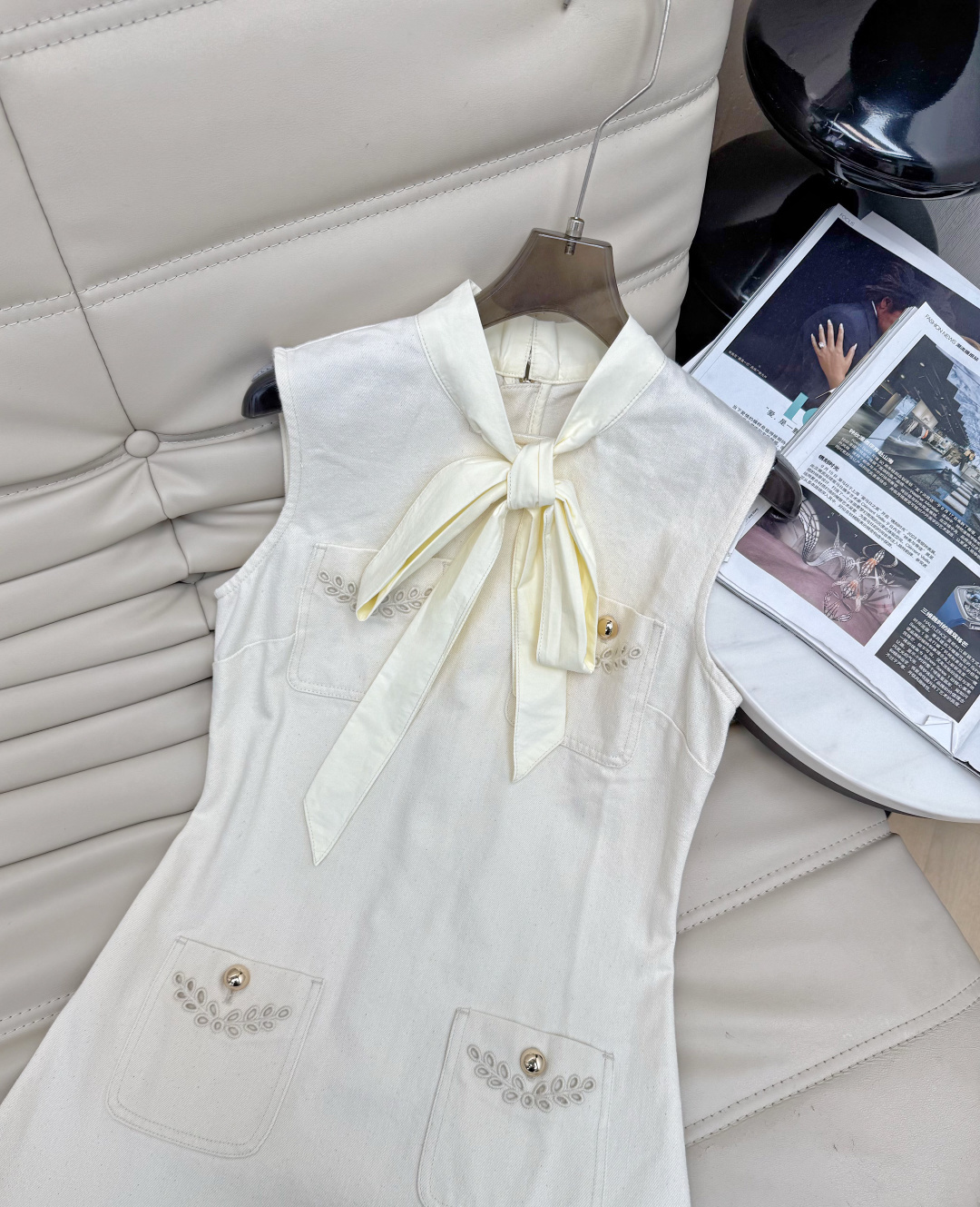 2026早秋新款，奶油白轻质牛仔面料，柔软透气，夏天穿超舒服！无袖直筒短款设计，领口大蝴蝶结飘带，甜美又