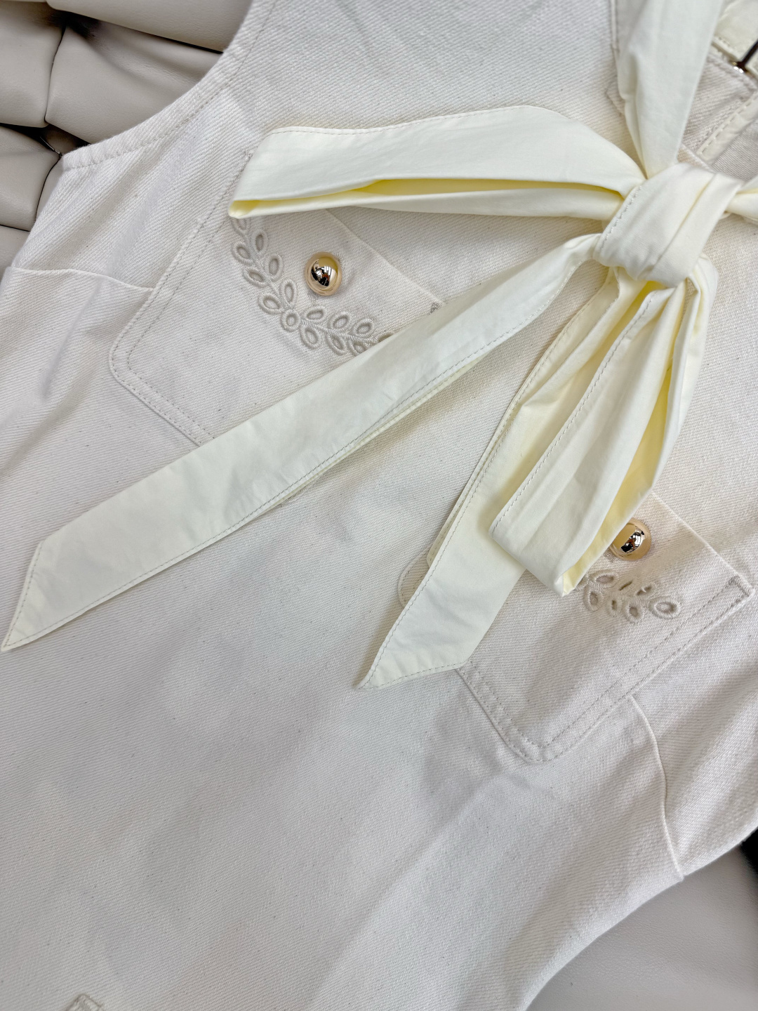 2026早秋新款，奶油白轻质牛仔面料，柔软透气，夏天穿超舒服！无袖直筒短款设计，领口大蝴蝶结飘带，甜美又