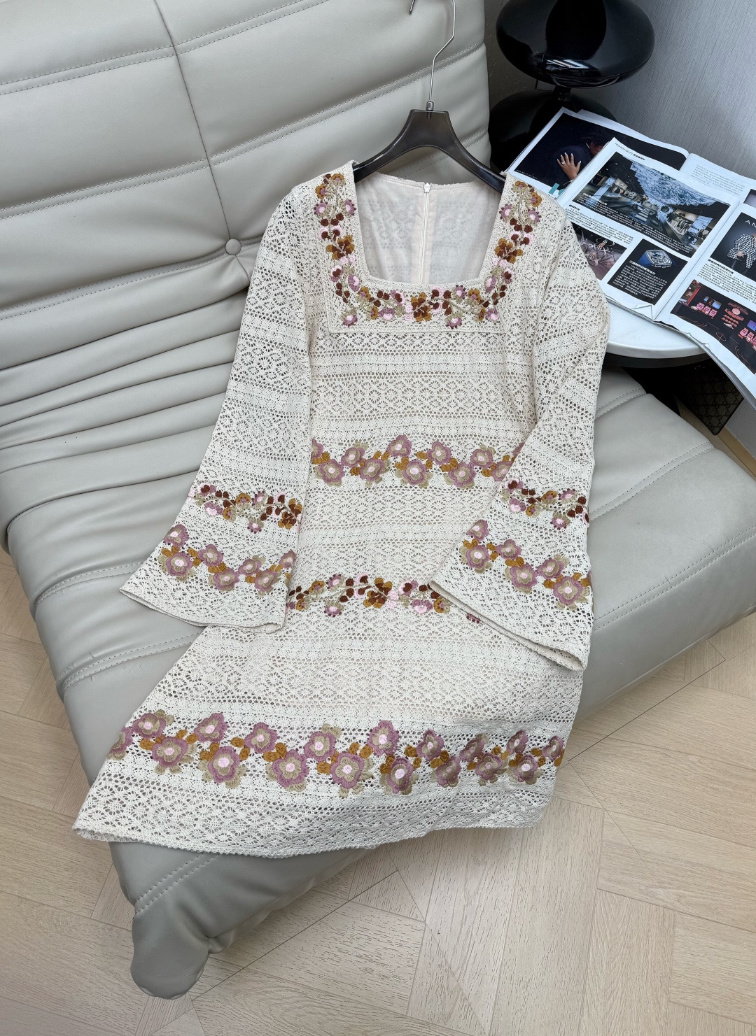 NO:893572,The 26Ss series of dresses are full of French retro style!  Off-white hollow crochet fabric, embellished with pink and brown flower embroidery, the details are ultra-exquisite. The long-sleeved + square collar design is elegant and a little bohemian. It is very suitable for spring and summer. It can easily create a romantic atmosphere whether on vacation or in daily life. Recommended code number: 34.36.38,,skirts,1986090926Ss系列连衣裙法式复古风满满！米白色镂空钩花面料,点缀粉棕花朵刺绣,细节超精致 长袖+方领设计,优雅又带点波西米亚感,春夏穿超适合,无论度假还是日常都能轻松打造浪漫氛围感推荐 码数34.36.38,,skirts,,Women's clothing
