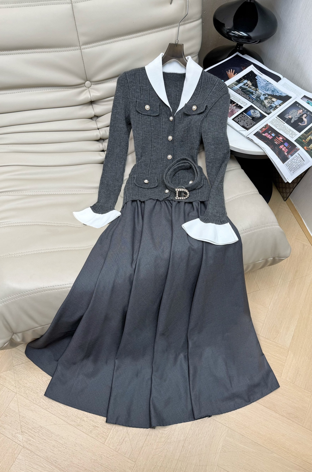 NO:893576,2026Ss high-end gray knitted splicing cotton skirt suit, dress visual, detachable into a suit, full of design ~ simple and elegant style ~ white lapel and cuffs on the upper body echo the pearl button + belt design, full of details. The high-waisted long skirt has a strong drape, and the hem is natural and smooth, making it easy to control for commuting, dating, and dinner. The knitted material is soft and comfortable, the overall design is slim and slim, and the temperament directly fills SML,,skirts,198609092026Ss高级灰色针织拼接纯棉半裙套装 连衣裙视觉 ,可拆卸成套装 设计感满满~简约优雅风～上半身白色翻领和袖口呼应 珍珠纽扣+腰带设计,细节满分.高腰长裙垂坠感强,裙摆自然流畅,通勤、约会、晚宴都能轻松驾驭.针织材质柔软舒适 整体设计显瘦修身 气质直接拉满 SML,,skirts,,Women's clothing