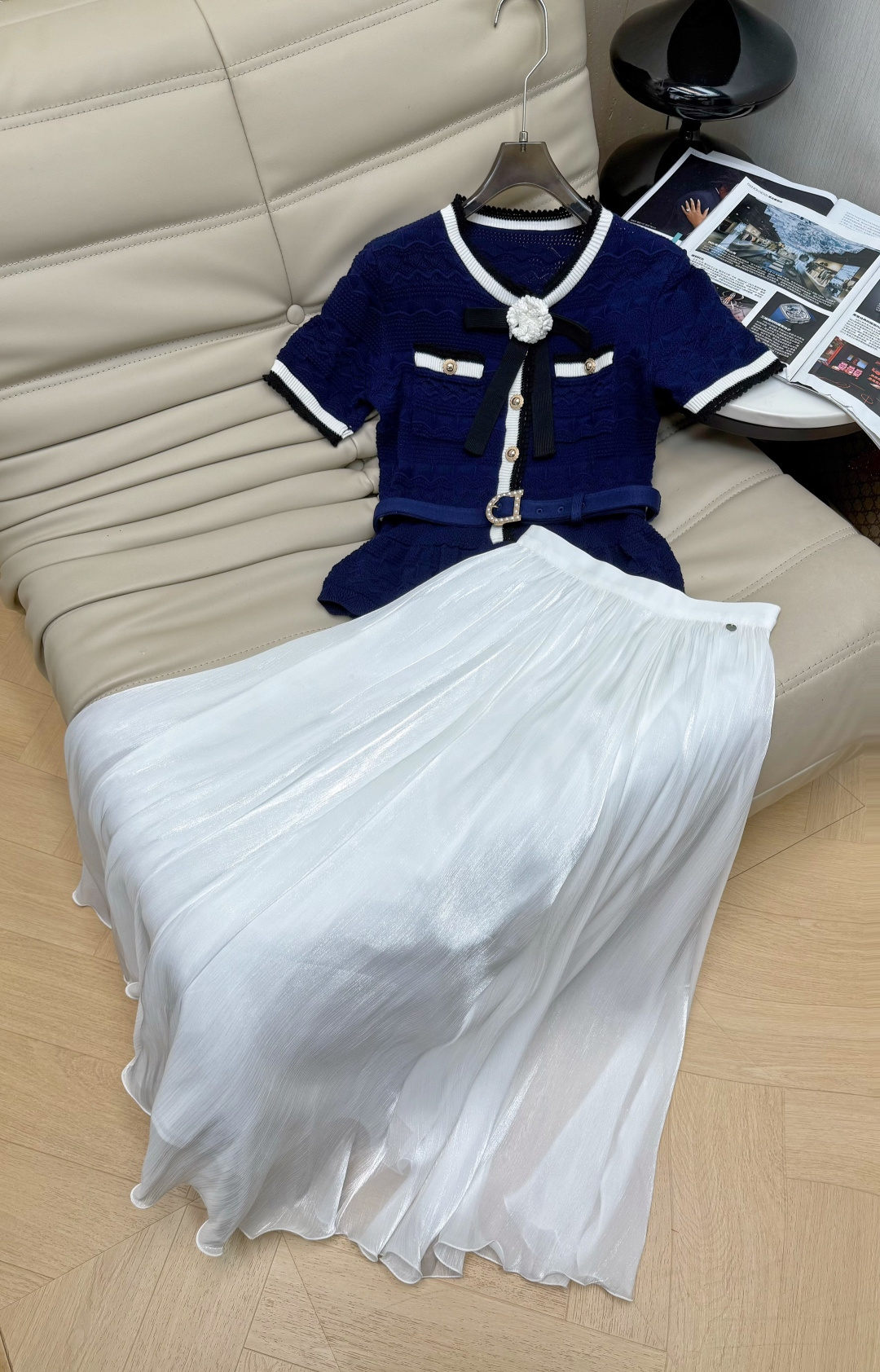 NO:893582,Upper skirt 2026 new navy blue knitted top, flowing sand skirt, top with French style design, knitted skin-friendly soft fabric, short sleeves + contrasting trim, embellished with bows and brooches, elegant and exquisite belt to modify the waistline, slimming and improving the proportion. The skirt is thin and shiny, super fairy, slim and tolerant. It can be easily controlled for commuting, parties and dates. It has full temperament and can easily create a high-end outfit. SML, skirts, T-shirt, brooch, breastpin,19860909上半裙2026新款藏蓝色针织上衣 流光沙半裙 上衣法式小香风设计 针织亲肤柔软面料,短袖+撞色饰边,蝴蝶结和胸针点缀,优雅精致腰带修饰腰线,显瘦又提升比例 半裙细闪光泽超仙气 显瘦包容性强 一套通勤、聚会、约会都能轻松驾驭 气质满分,轻松打造高级感穿搭 SML,,skirts,T-shirt,brooch，breastpin,,Women's clothing