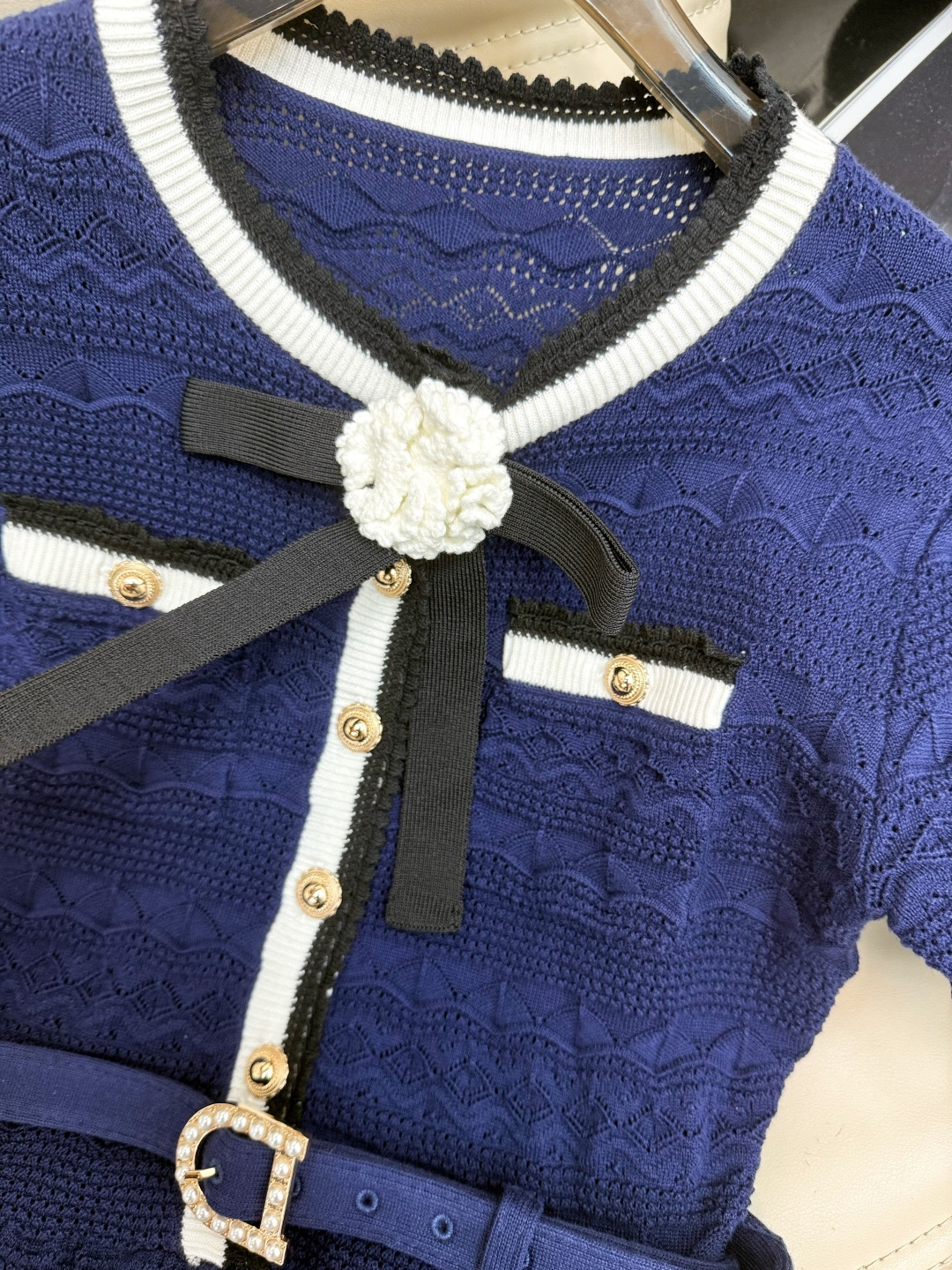 💙2026新款藏蓝色针织上衣 ➕流光沙半裙 上衣法式小香风设计 针织亲肤柔软面料,短袖+撞色饰边,蝴蝶结 💙2026新款藏蓝色针织上衣 ➕流光沙半裙 上衣法式小香风设计 针织亲肤柔软面料,短袖+撞色饰边,蝴蝶结