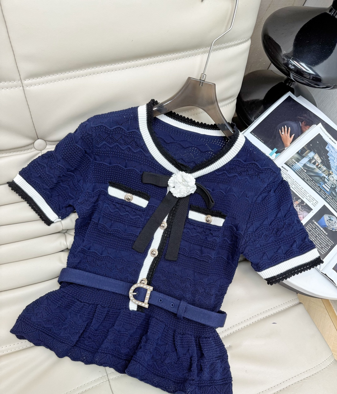 💙2026新款藏蓝色针织上衣 ➕流光沙半裙 上衣法式小香风设计 针织亲肤柔软面料,短袖+撞色饰边,蝴蝶结 💙2026新款藏蓝色针织上衣 ➕流光沙半裙 上衣法式小香风设计 针织亲肤柔软面料,短袖+撞色饰边,蝴蝶结