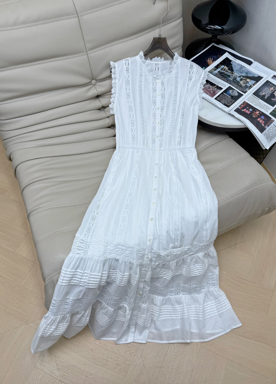 NO:893571,New 26-year-old sleeveless stand-up collar spliced ​​heavy lace waist dress, sleeveless small stand-up collar design is simple and elegant, the skirt is lace trimmed with splicing embroidery design, adding a sense of sophistication, the overall style is literary and fresh SML M,,skirts,1986090926年新款 无袖立领拼接重工蕾丝收腰连衣裙,无袖小立领设计简约大方,裙身蕾丝镶边拼接绣花设计,增添精致感,整体风格文艺又清新 SML M,,skirts,,Women's clothing
