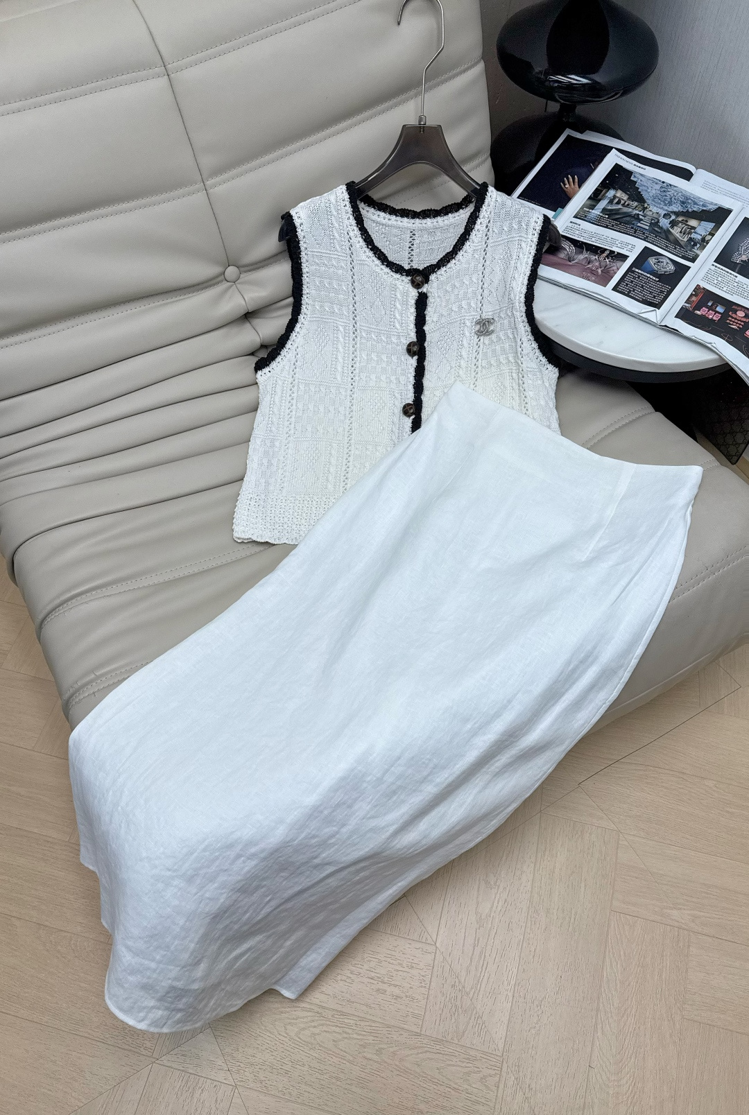 NO:898897,Top, skirt, 2026 new woven knitted vest, classic sleeveless design + front buttons, simple and elegant. Soft knitted fabric, delicate texture, wearing exquisite small brooch full of details!  Pair it with a natural linen skirt for layering and fashion. Recommended, skirts, brooch, breastpin,19860909上衣 半裙2026新款编织针织马甲 经典无袖设计+正面纽扣,简约又优雅.柔软针织面料,纹理细腻 佩戴精致小胸针细节感满满！搭配天然亚麻半裙层次感和时尚度直接拉满 推荐,,skirts,brooch，breastpin,,Women's clothing