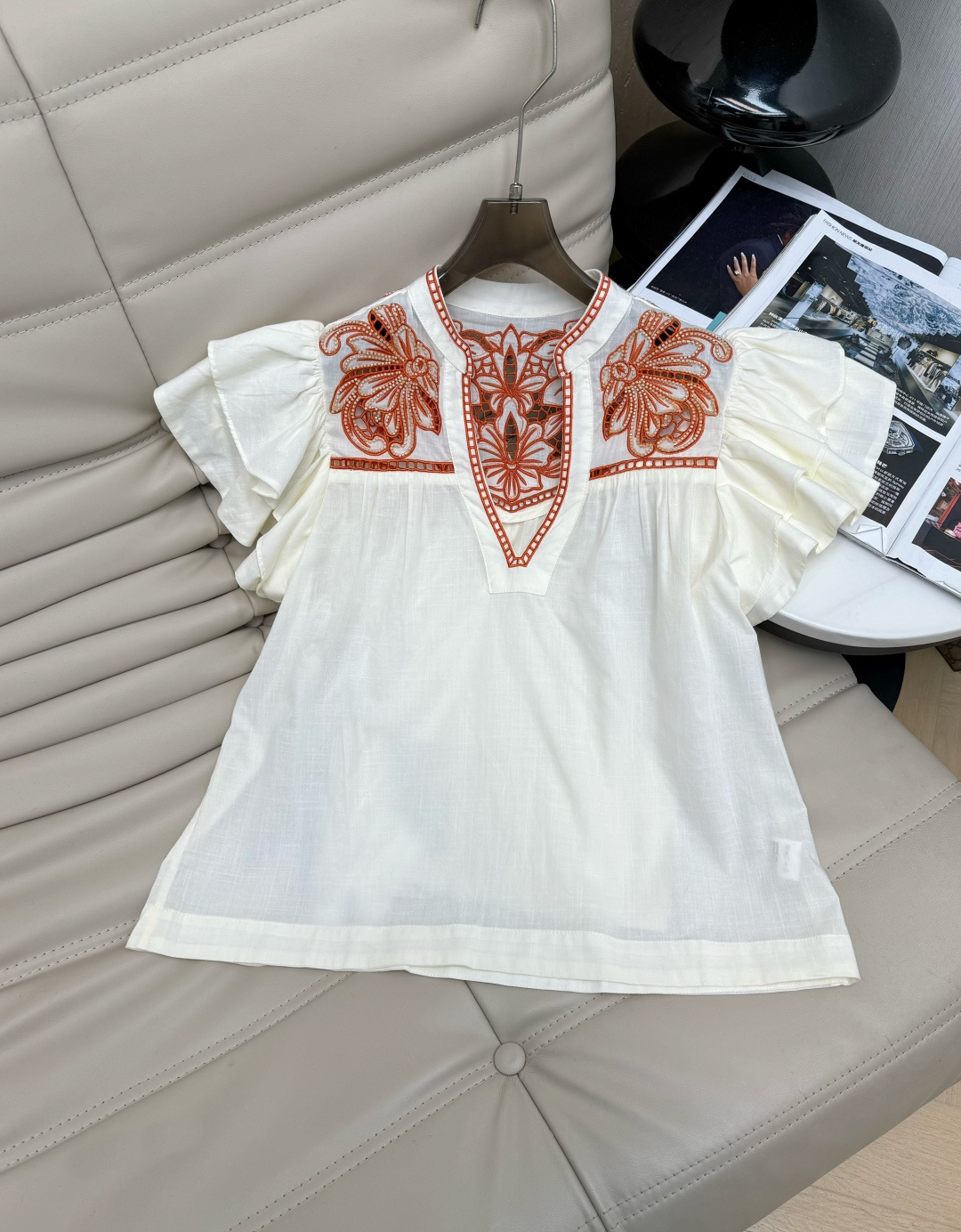 26春夏系列V领飞飞袖镂空上衣，采用轻薄微透木棉混纺面料，穿着清凉透气，超适合夏天！V领版型 绿色植物刺