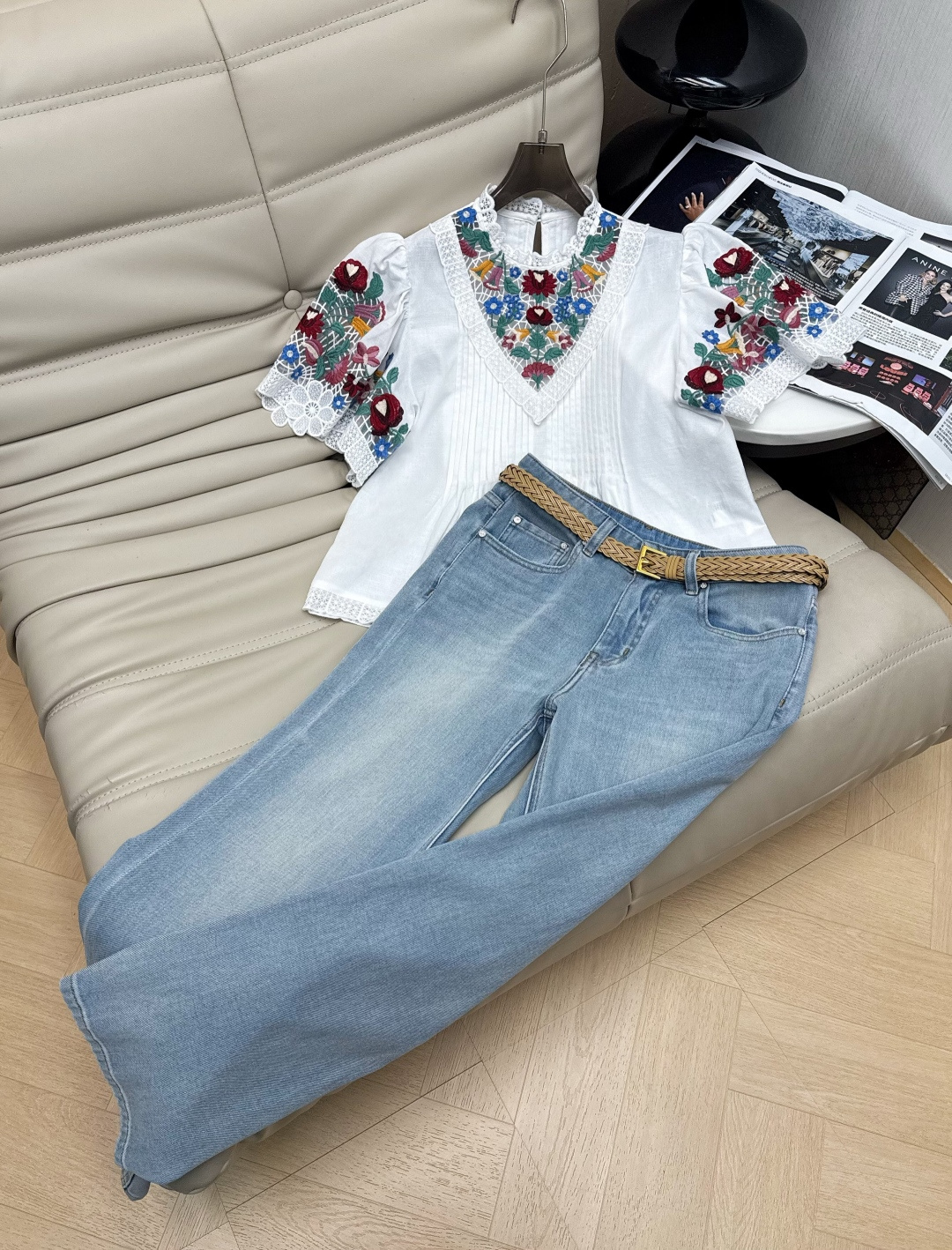 NO:898881,Top, jeans p 26Ss embroidered short sleeves, mainly romantic retro style, linen blended pure cotton fabric is light and breathable, super comfortable to wear in summer!  V-neck + cuffs hand-made floral embroidery, rich colors, exquisite details, hollow lace design with super layered feel. Slightly loose version, highly tolerant, looks great with trousers or skirts, can be easily used for daily outings and taking photos, fashionable and comfortable SML,,skirts,jeans,T-shirt,19860909上衣 牛仔裤p 26Ss刺绣短袖 主打浪漫复古风,亚麻混纺纯棉感面料轻薄透气,夏天穿超舒服！V领+袖口手工花卉刺绣,色彩浓郁,细节精致,镂空花边设计超有层次感 微宽松版型,包容性强,搭配裤装或裙装都很出彩,日常出街、拍照都能轻松驾驭,时髦又舒适SML,,skirts,jeans,T-shirt,,Women's clothing