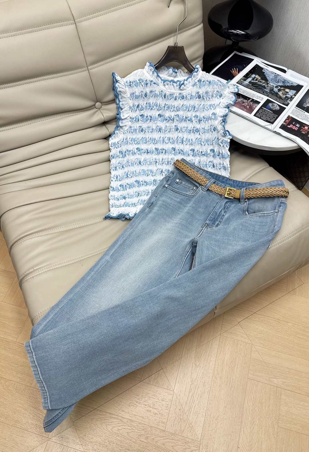 NO:898885,Top jeans p White hollow pants p 26Ss blue flower embroidered sleeveless top, made of pure cotton, light and breathable, super comfortable to wear in summer!  Blue and white floral embroidery + pleat design, full of French romantic atmosphere. Ruffled neckline and hem, exquisite details, elegant and playful. The sleeveless design is refreshing and neat, and it can be paired with jeans. It is a must-have and versatile item in the summer wardrobe!  Recommend SML,,jeans,19860909上衣牛仔裤p 白色镂空裤p 26Ss蓝花刺绣无袖上衣,纯棉材质,轻盈透气,夏天穿超舒服！蓝白花卉刺绣+褶皱设计,法式浪漫氛围感拉满 荷叶边领口和下摆,细节精致,优雅又俏皮.无袖设计清爽利落,搭配牛仔裤清爽 是夏日衣橱必备百搭单品！推荐SML,,jeans,,Women's clothing