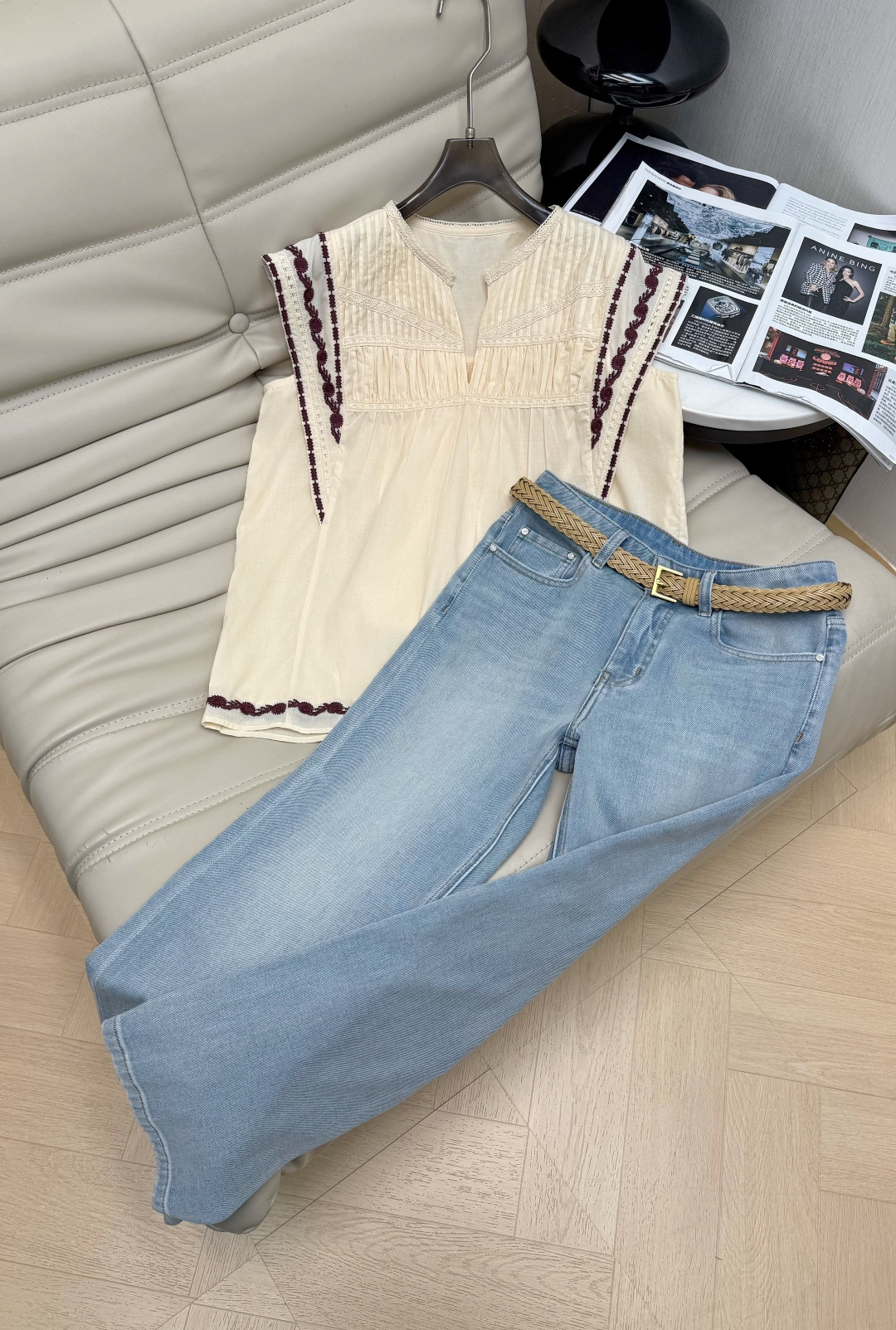 NO:901458,Tops Pants p 2026Ss Spring and Summer Series Embroidered Fly Sleeve Tops and Nine-Point Jeans Leather, Tops are made of off-white pure cotton, light and breathable, super comfortable to wear in summer!  V-neck + small flying sleeves design, French elegance and slimming, dark red embroidered lace has a super ethnic feel. The loose fit is highly tolerant and goes well with jeans, simple and detailed, it is a must-have and versatile item in the summer wardrobe!  34-36-38 people,,,jeans,19860909上衣 裤子p 2026Ss 春夏系列刺绣小飞袖上衣九分牛仔裤 皮,上衣米白色纯棉材质,轻盈透气,夏天穿超舒服！V领+小飞袖设计,法式优雅又显瘦,深红刺绣花边超有民族感.宽松版型包容性强 搭配牛仔裤很出彩,简约又有细节感,是夏季衣橱必备百搭单品！ 34-36-38 人,,,jeans,,Women's clothing
