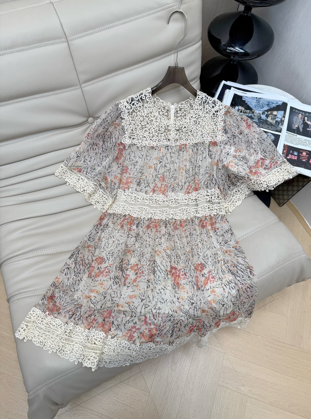 NO:904320,The 26SS spring and summer series dress has a light apricot base color + floral print (with suspenders), full of French pastoral style!  Exquisite lace splicing, the details of the neckline, waist, and skirt are super plus points. The generous square collar modifies the shoulders and neck, the lace waist tightens the waist to show the curves, short sleeves + long mini skirt, super light to wear in spring and summer ~ can be easily controlled in daily life, vacation, and party, elegant and practical, a must-have for exquisite girls!  Recommended. MB80 34-36-38 p,,skirts,T-shirt,1986090926SS春夏系列连衣裙浅杏底色+碎花印花(配吊带)法式田园风满满！精致蕾丝拼接,领口、腰部、裙摆细节超加分.大方领修饰肩颈,腰部蕾丝收腰显曲线,短袖+迷你裙长,春夏穿超轻盈～日常、度假、聚会都能轻松驾驭,优雅又实用 精致女孩必入！推荐. MB80 34-36-38 p,,skirts,T-shirt,,Women's clothing