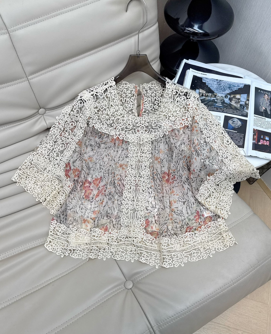 NO:904304,26 spring and summer series French hollow floral top, gray beige main tone + exquisite hollow lace, full of romantic and elegant temperament. Light and breathable fabric, floral print is very suitable for spring and summer wear, short-sleeved design is comfortable and fashionable. Niche design, versatile and non-colliding, looks great with high-waisted pants or skirts, easily creates a French atmosphere. Recommend 34-36-38M, skirts, T-shirt,1986090926春夏系列法式镂空花上衣,灰米色主调+精致镂空花边,浪漫优雅气质满分 轻薄透气面料,花卉印花超适合春夏穿搭,短袖设计舒适又时髦.小众设计,百搭不撞款,搭配高腰裤或裙装都很出彩,轻松打造法式氛围感 推荐34-36-38M,,skirts,T-shirt,,Women's clothing
