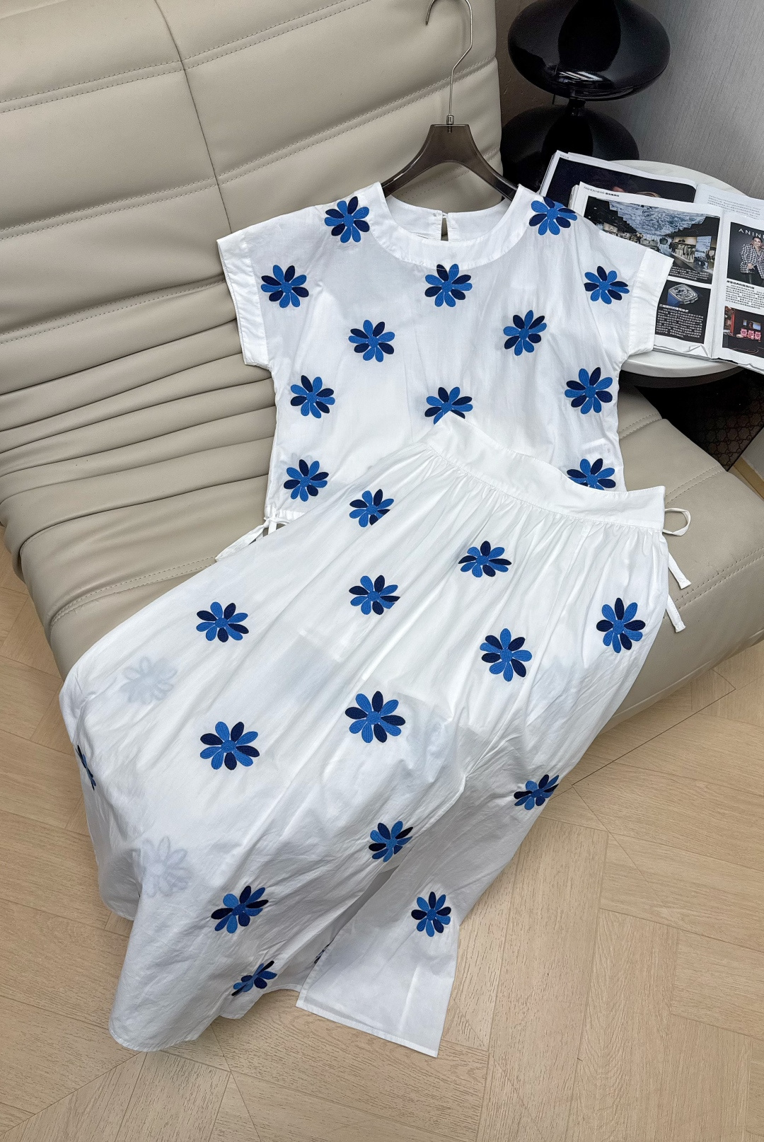 NO:904351,Top, skirt, 26Ss blue and white embroidered suit skirt. Made of light cotton and linen fabric, super breathable in summer!  White bottom with blue floral embroidery, full of French romantic atmosphere. The top is a short-sleeved round neck, the waist drawstring is adjustable, and the skirt has a slit design, which is smart and slimming ~ daily outings, vacations, and photo shoots. Recommended SML, skirts, T-shirt,19860909上衣 半裙 26Ss蓝白刺绣套装裙 采用轻盈棉麻面料,夏天穿超透气！白色底配蓝色花卉刺绣,法式浪漫氛围感拉满.上衣是短袖圆领,腰部抽绳可调节,裙摆开叉设计,灵动又显瘦～日常出街、度假、拍照超级出片 推荐SML,,skirts,T-shirt,,Women's clothing