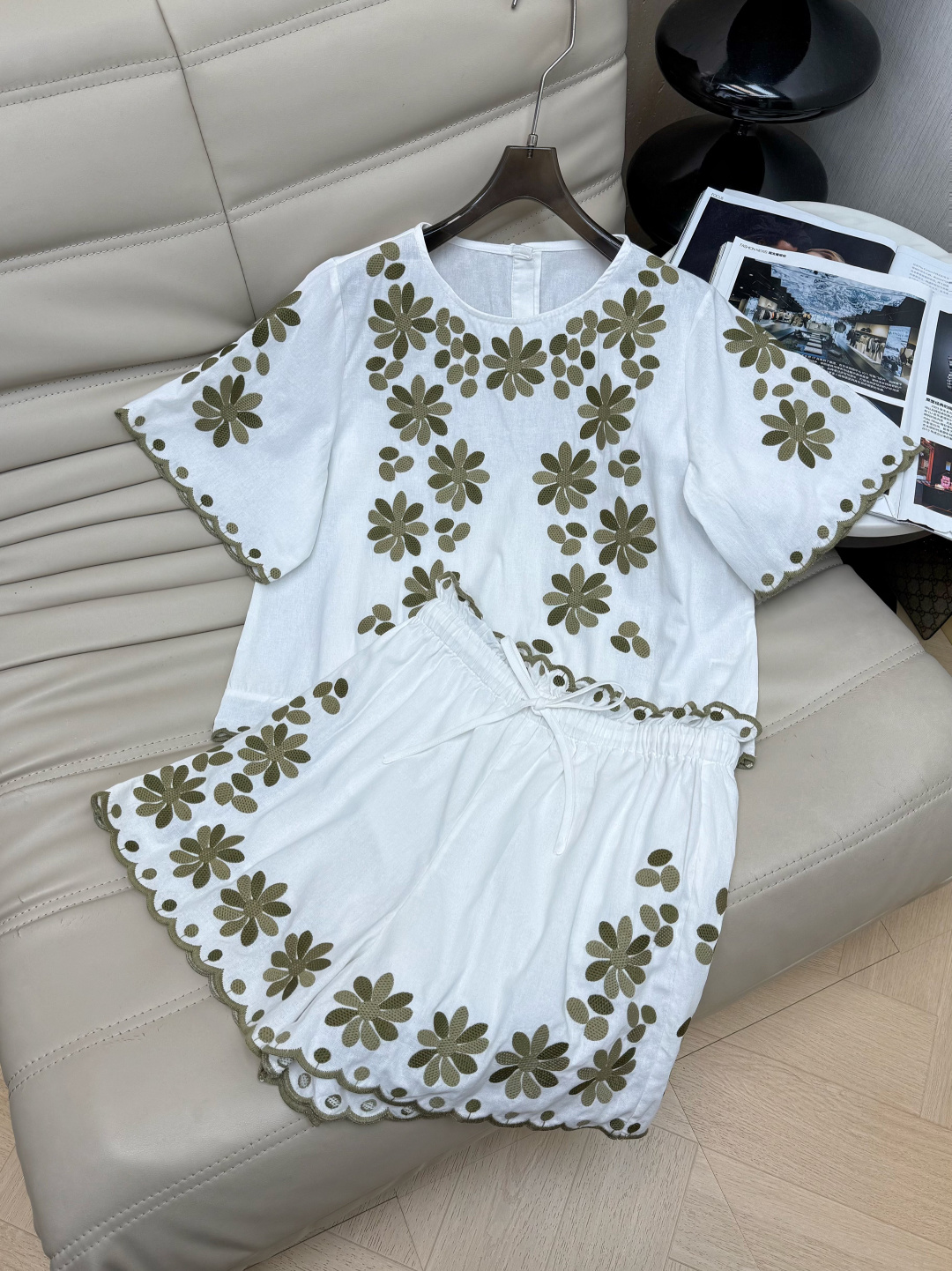 NO:904289,Tops and pants 26Ss new olive green small flower embroidery suit. The cuffs and trouser legs are designed with wavy lace. The style is gentle and pastoral, with a French sense of laziness. The fabric is light and breathable, suitable for daily wear in spring and summer. 'Forest Girl Resort Style Recommended 34-36-38,,19860909上衣 裤子 26Ss新款橄榄绿小花刺绣套装 袖口和裤脚采用波浪花边设计,风格温柔田园,自带法式慵懒感.面料轻盈透气,适合春夏日常穿搭 “森系少女度假风 推荐34-36-38,,,Women's clothing