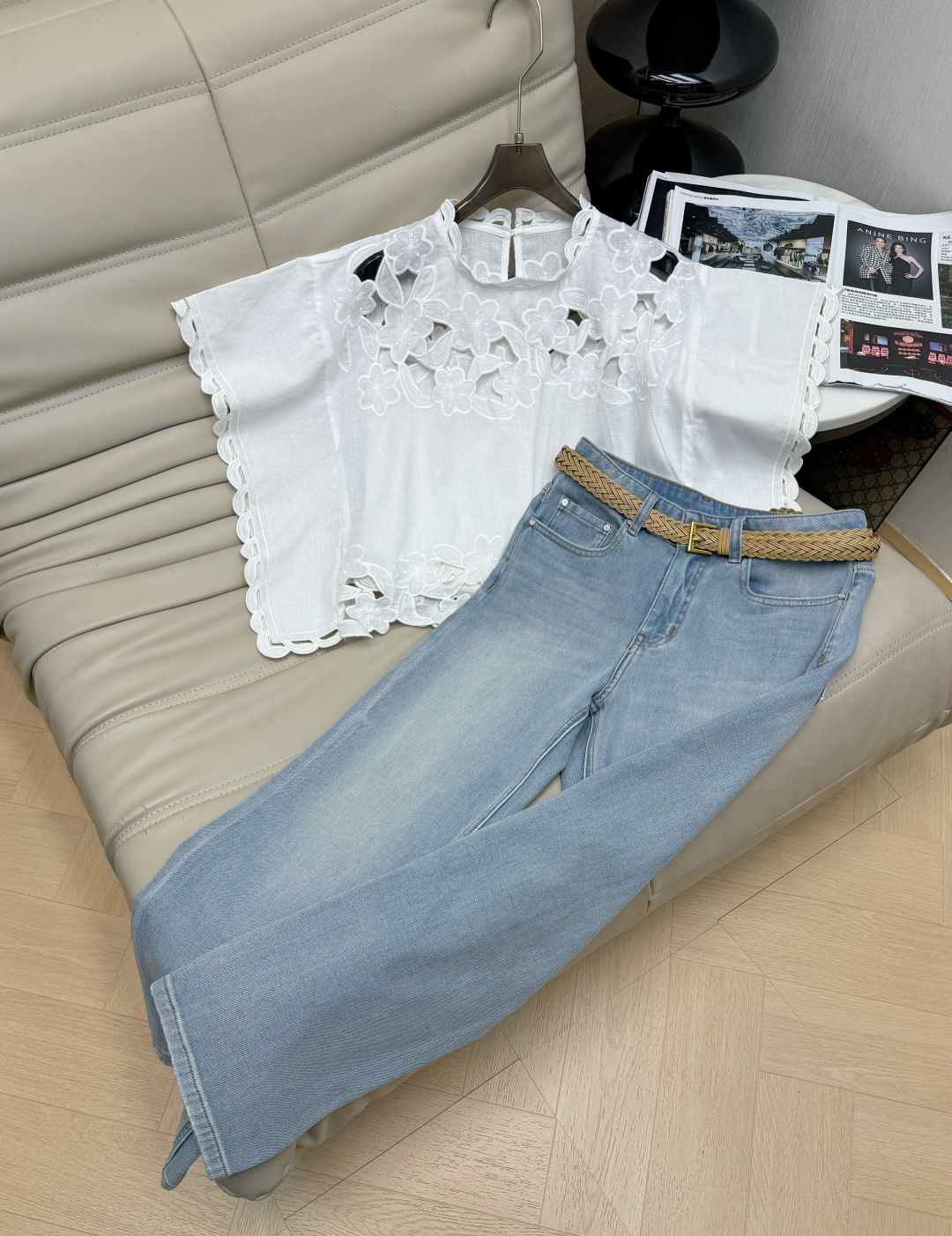 NO:905950,Tops and pants p 26Ss white hollow embroidered top. It is made of light and breathable fabrics. The three-dimensional flower embroidery is super exquisite. The wavy lace neckline is gentle and elegant. The short bat sleeve design modifies the shoulder lines. It is super comfortable to wear in spring and summer!  The hollow details make the whole look more layered. Pair it with high-waisted pants or skirts for a practical and fashionable look!  Recommend SML,,skirts,19860909上衣裤子p 26Ss白色镂空刺绣上衣 采用轻薄透气面料,立体花卉刺绣超精致,波浪花边领口温柔又优雅 短款蝙蝠袖设计,修饰肩部线条,春夏穿超舒服！镂空细节让整体更有层次感,搭配高腰裤或裙装 实用又时髦！推荐SML,,skirts,,Women's clothing