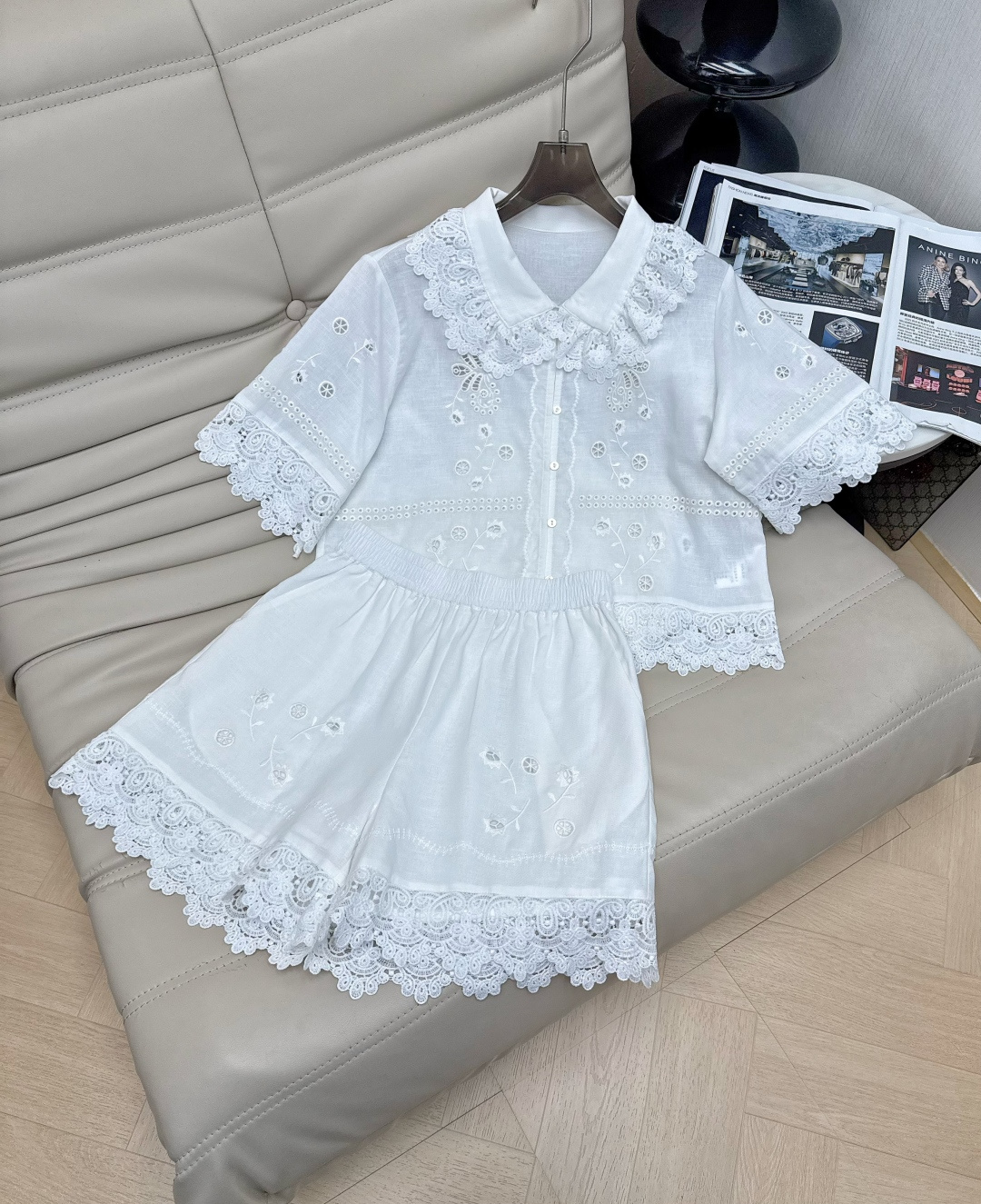 NO:911526,Tops and pants 2026Ss white lace suit short-sleeved shirt + shorts, full of French pastoral style!  Hollow lace + exquisite embroidery, the details on the collar and cuffs are super sweet. Thin and breathable fabric, super comfortable to wear in summer, the white color is fresh and not picky about skin color, it is great for daily outings, vacations, and photo shoots. Recommended 34-36-38,, shorts, shirts, T-shirt,19860909上衣裤子 2026Ss白色蕾丝套装 短袖衬衫+短裤,法式田园风满满！镂空蕾丝+精致刺绣,领口袖口细节超甜美.轻薄透气面料,夏天穿超舒服,白色清新不挑肤色,日常出街、度假、拍照都很出片.推荐 34-36-38,,shorts,shirts,T-shirt,,Women's clothing