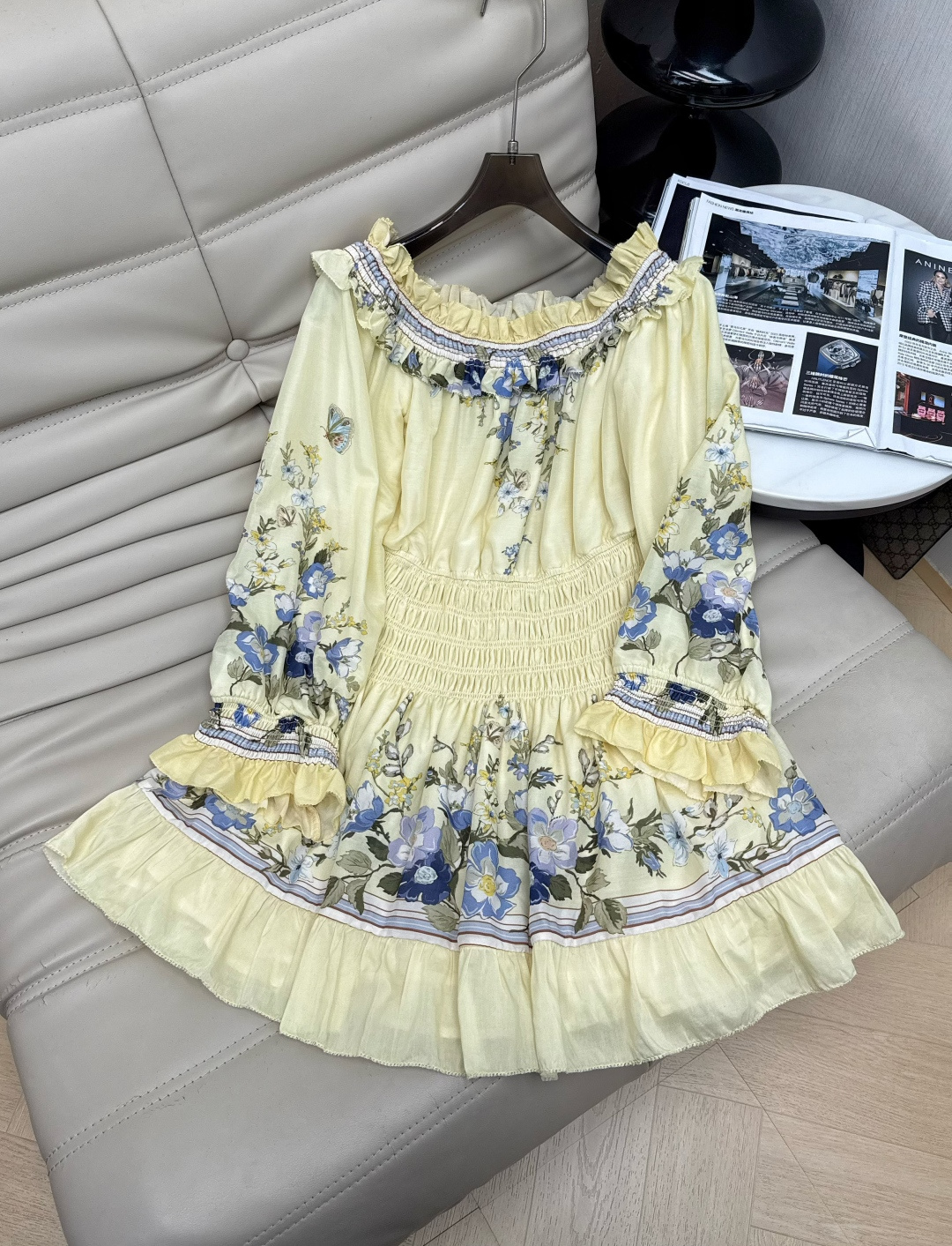 NO:911492,26Ss vanilla custard printed dress, mulberry silk and cotton blend, light and breathable, perfect for spring and summer!  One shoulder + ruffles, full of French romantic atmosphere. Blue floral print is fresh and white, yellow skin is friendly. High elastic waist + layered skirt, modify the body proportions, and can easily control the pear-shaped figure ~ It can be worn for daily travel, dates, and vacations. It looks very refined when worn alone. Recommend SML,,skirts,1986090926Ss香草奶黄印花连衣裙 桑蚕丝棉混纺,轻盈透气超适合春夏！一字肩+荷叶边,法式浪漫氛围感拉满.蓝调花卉印花清新显白,黄皮友好.高弹收腰+层叠裙摆,修饰身材比例,梨形身材也能轻松驾驭～日常出游、约会、度假都能穿,单穿就很精致推荐SML,,skirts,,Women's clothing