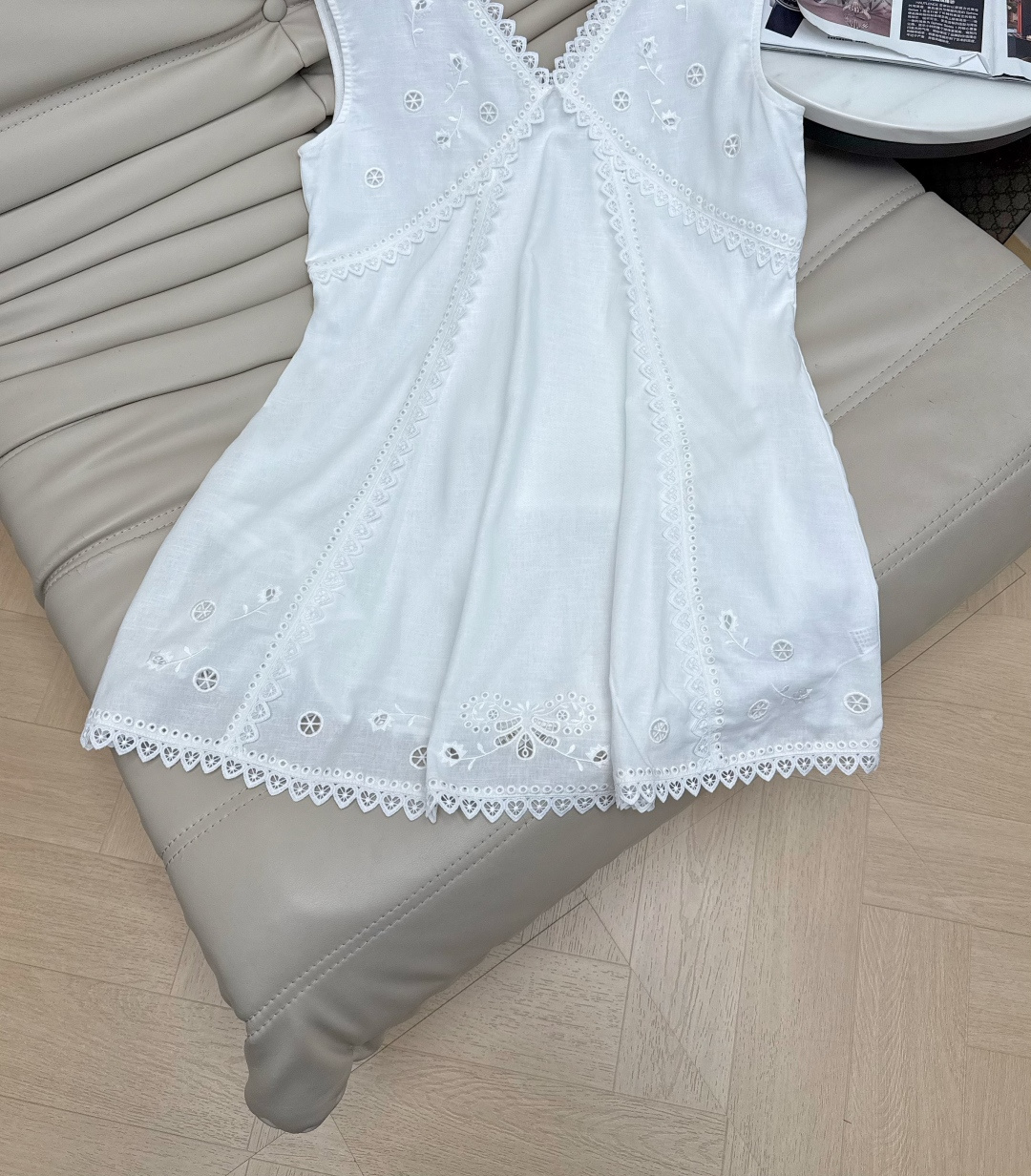 26Ss 小众设计款亚麻混纺棉连衣裙，轻盈透气，夏天穿超舒服！V领+镂空蕾丝花边，法式优雅感满满无袖宽松