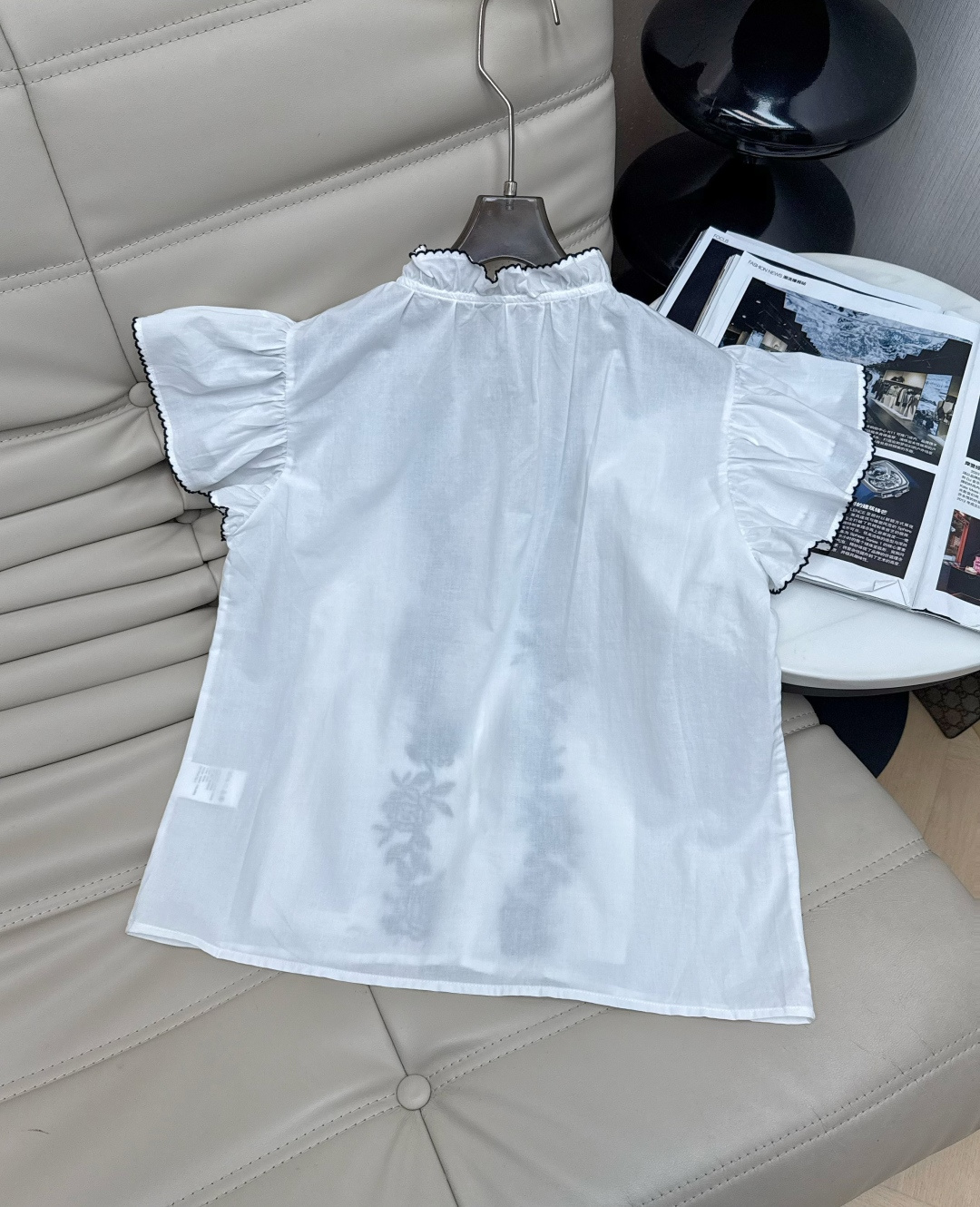 26Ss白色上衣纯棉轻薄透气，夏天穿超舒服！正面蓝色玫瑰印花，复古又优雅，V领+短袖设计，修饰颈部线条，