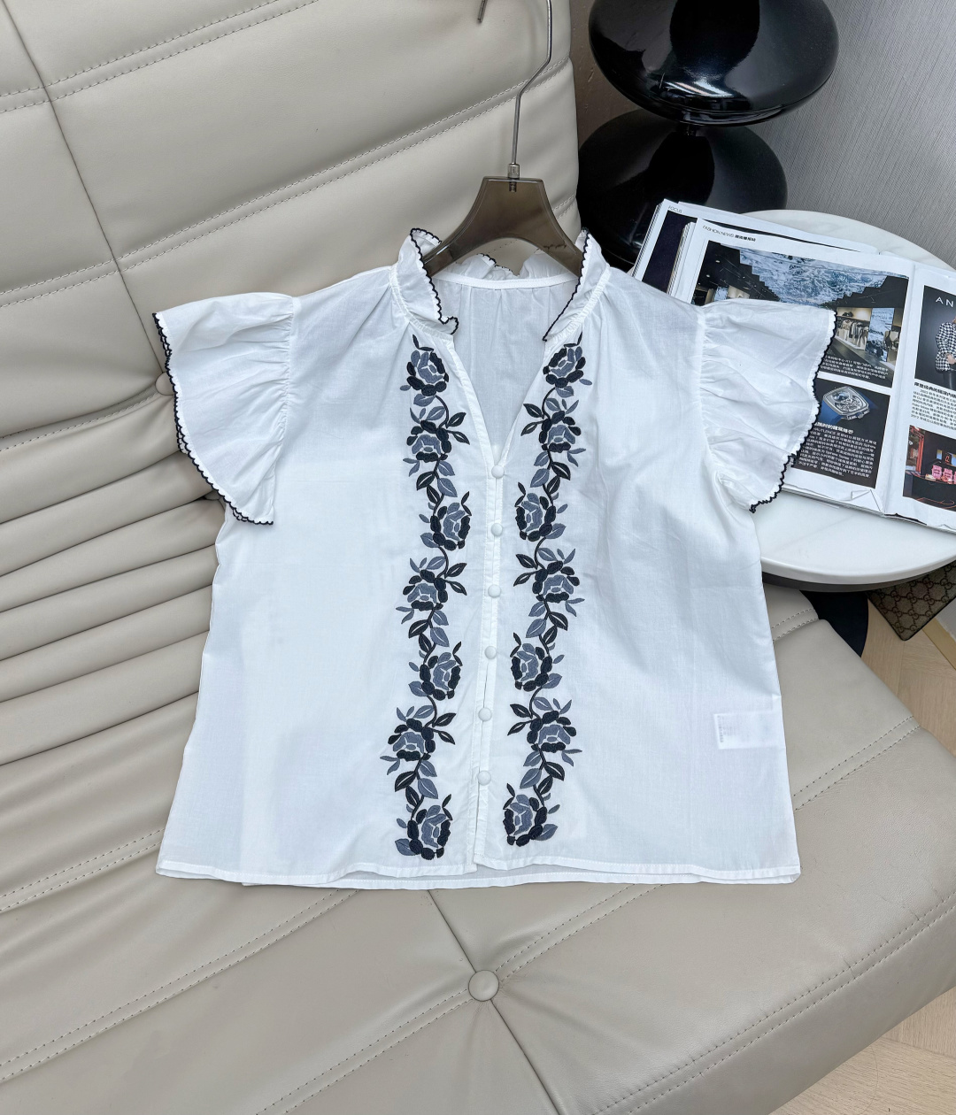 NO:911501,The 26Ss white top is pure cotton, light and breathable, super comfortable to wear in summer!  Blue rose print on the front, retro and elegant, V-neck + short sleeve design, modify the neck line, looks very elegant when worn. Versatile and essential top, recommended 34-36-38,, T-shirt,1986090926Ss白色上衣纯棉轻薄透气,夏天穿超舒服！正面蓝色玫瑰印花,复古又优雅,V领+短袖设计,修饰颈部线条,穿起来很显气质 百搭必备小上衣 推荐34-36-38,,T-shirt,,Women's clothing