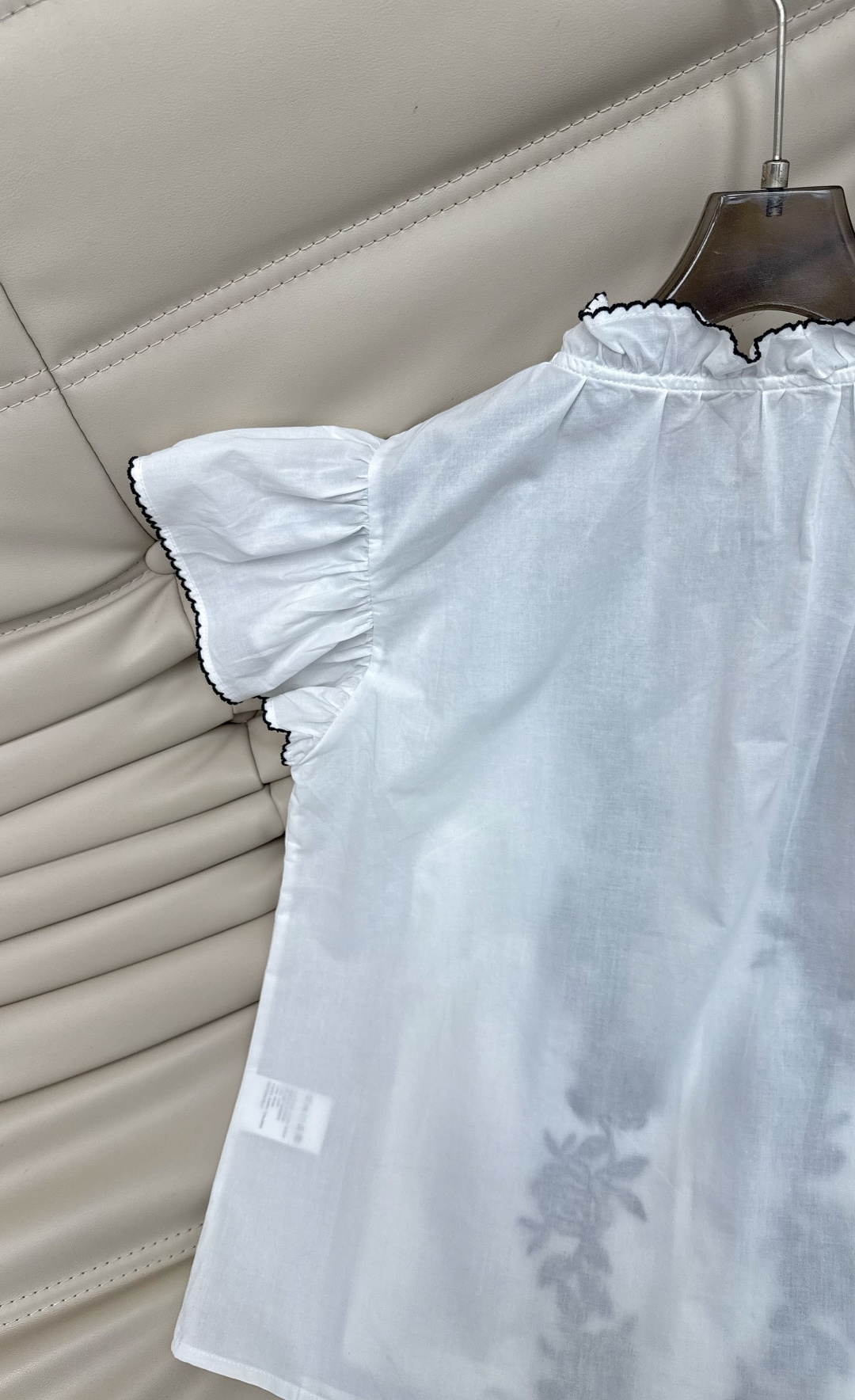 26Ss白色上衣纯棉轻薄透气，夏天穿超舒服！正面蓝色玫瑰印花，复古又优雅，V领+短袖设计，修饰颈部线条，