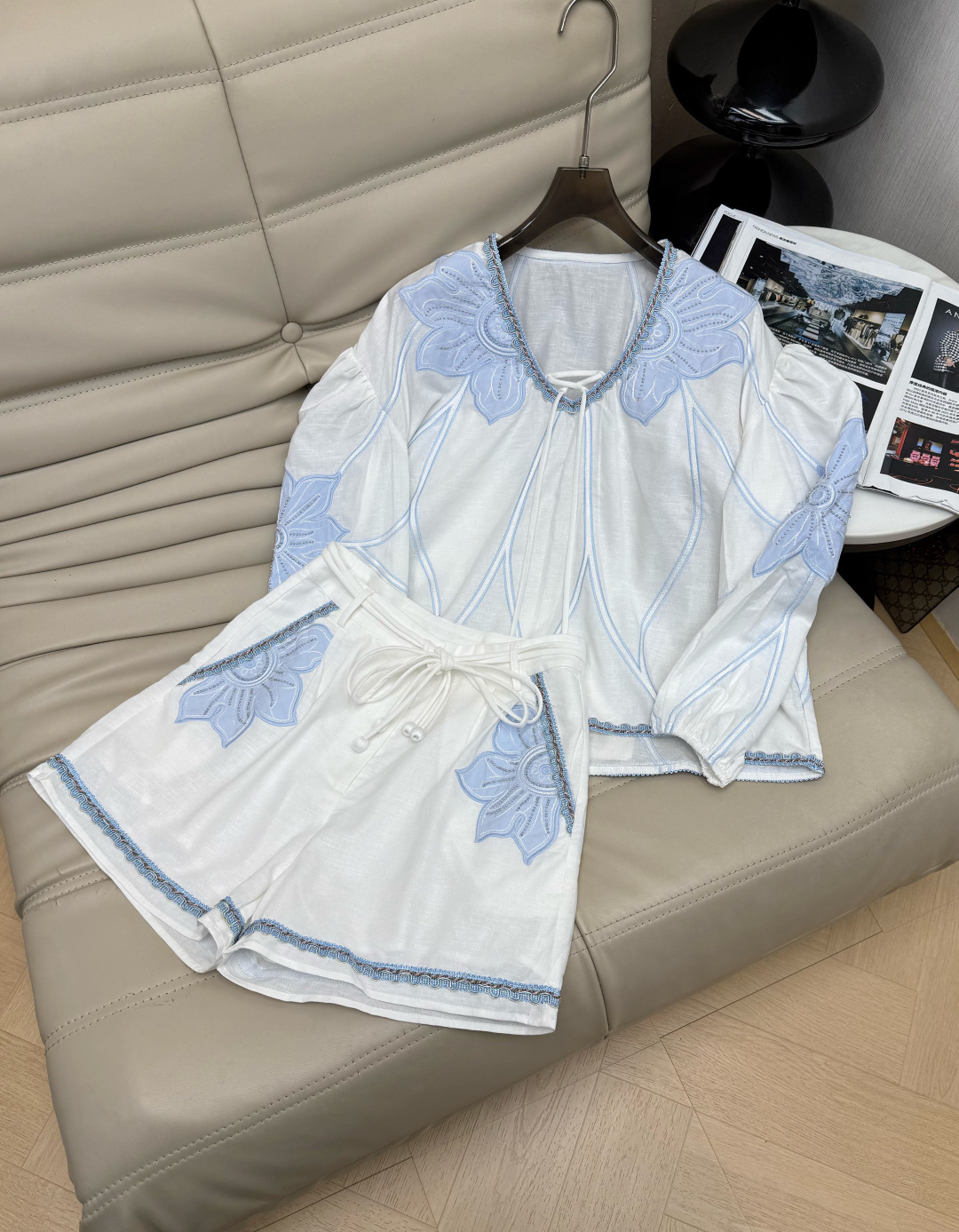 NO:921985,Tops, shorts, 6SS spring and summer series floral embroidery suit, V-neck shirt + shorts, cotton and linen blended material, light and breathable, perfect for summer!  Blue and white color scheme + large flower embroidery, full of bohemian style, exquisite hemming workmanship. V-neck + lace design of shirt, drawstring waist of shorts, comfortable and practical, great for vacation, daily life and photo taking, easily create a fresh atmosphere. Recommend 34-36-38,,shorts,shirts,19860909上衣 短裤 6SS春夏系列花卉刺绣套装 V领衬衫+短裤,棉麻混纺材质,轻盈透气超适合夏天！蓝白配色+大朵花卉刺绣,波西米亚风满满,锁边工艺超精致 衬衫V领+系带设计,短裤抽绳腰,舒适又实用,度假、日常、拍照都很出片,轻松打造清新氛围感推荐34-36-38,,shorts,shirts,,Women's clothing