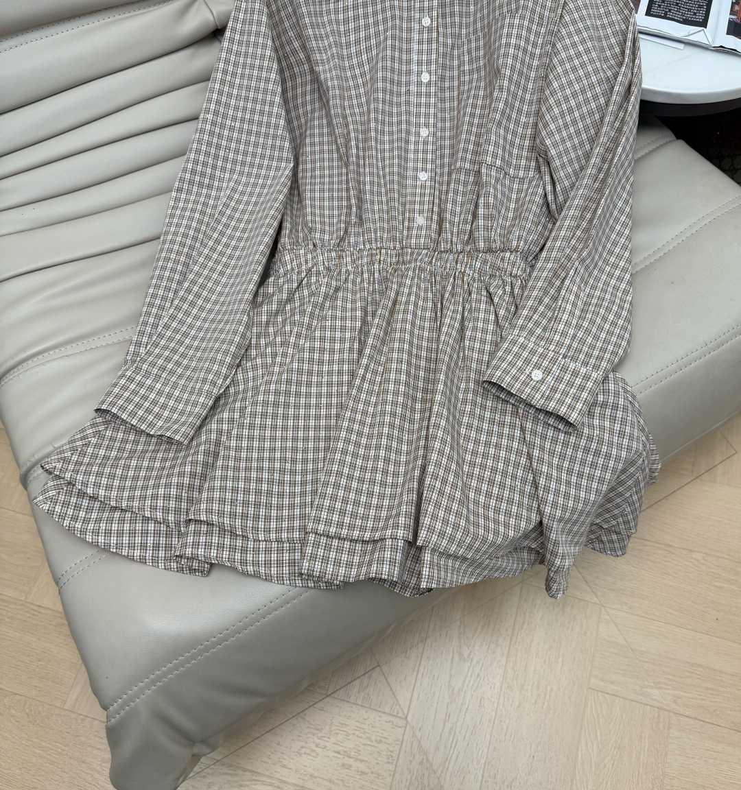 26Ss复古格纹衬衫连衣裙 经典格纹+白色翻领 学院风满满！收腰设计超显身材，双层下摆层次感十足，宽松又