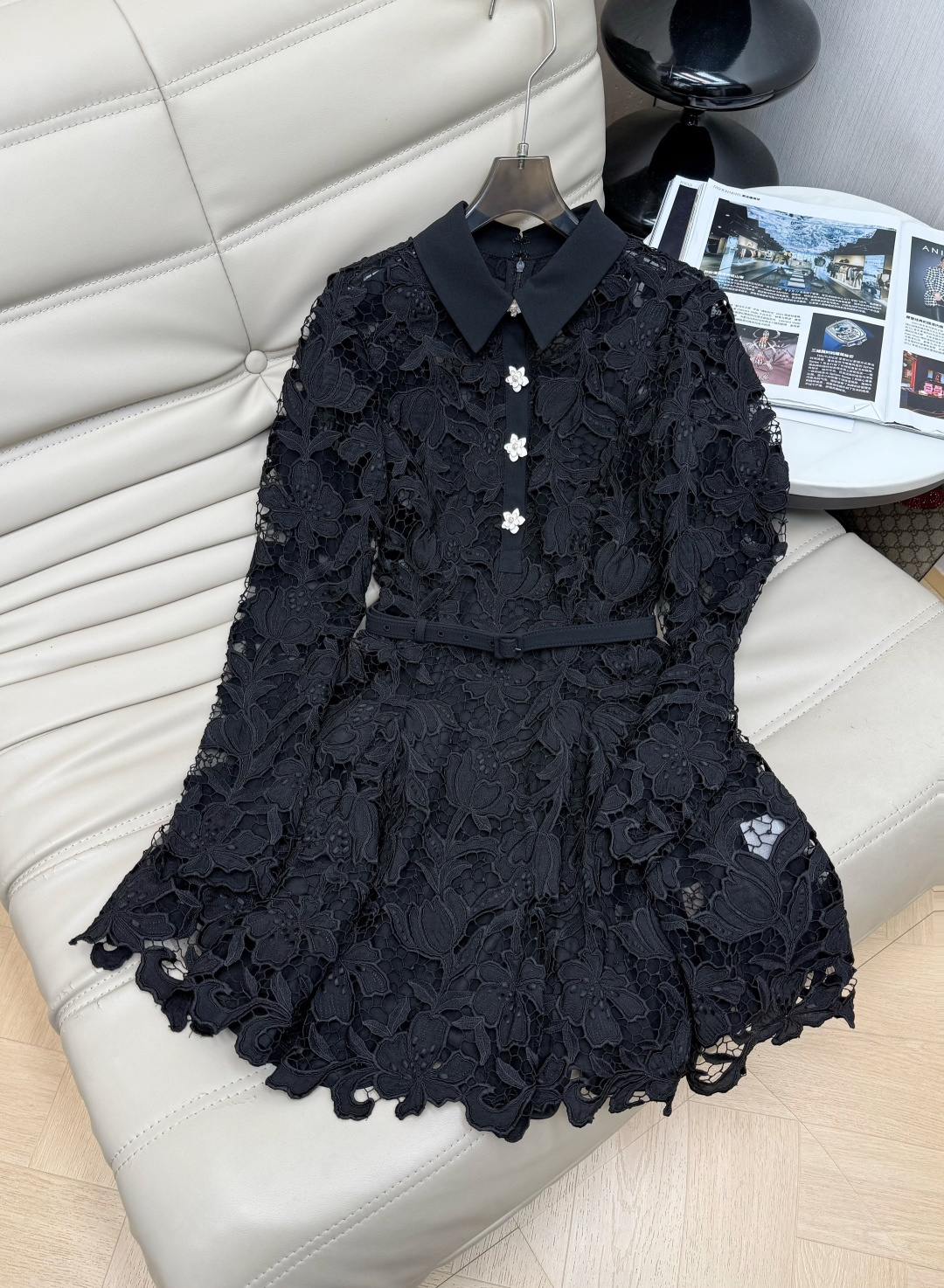 NO:921969,26Ss black lace dress (two-piece set with suspenders) is made of exquisite lace fabric, three-dimensional pattern design, full of elegant retro style. The lapel + white buttons are full of details, the belt is adjustable, and it can easily outline the waistline. The skirt is slightly puffy and rich in layers, making it easy to control in daily or formal occasions. Pair it with high heels or a small bag to enhance your temperament!  S M L XL,,high heels,skirts,1986090926Ss黑色蕾丝连衣裙(配吊带两件套）采用精致蕾丝面料,立体花纹设计,优雅复古风满满.翻领+白色纽扣,细节感十足,腰带可调节,轻松勾勒腰线.裙摆微蓬,层次感丰富,日常或正式场合都能轻松驾驭.搭配高跟鞋或小包,气质直接拉满！S M L XL,,high heels,skirts,,Women's clothing