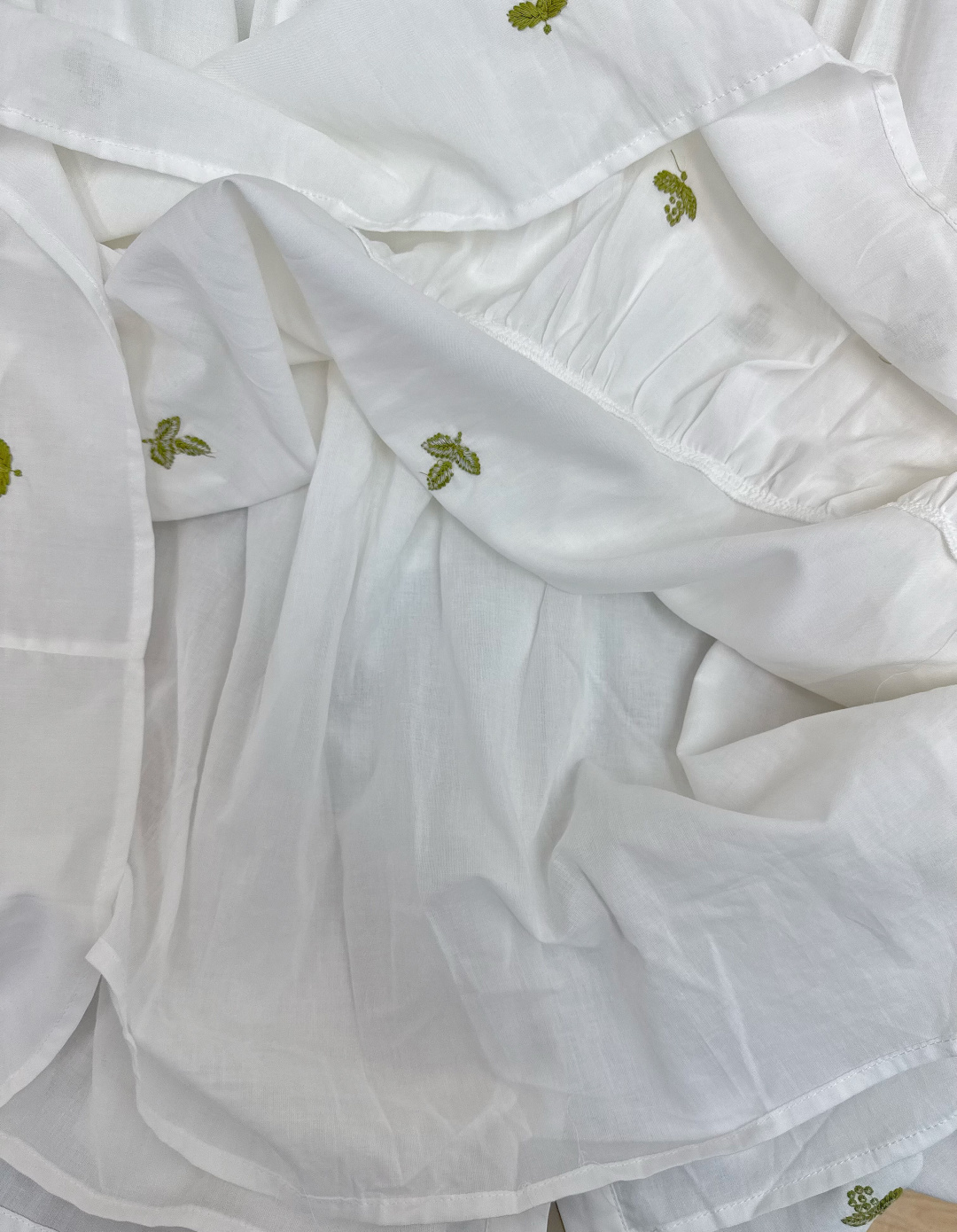 26春夏刺绣叶片衬衫连衣裙 白色棉质面料+精致刺绣，法式优雅感满满！荷叶边袖口、立领设计，细节超加分✨。