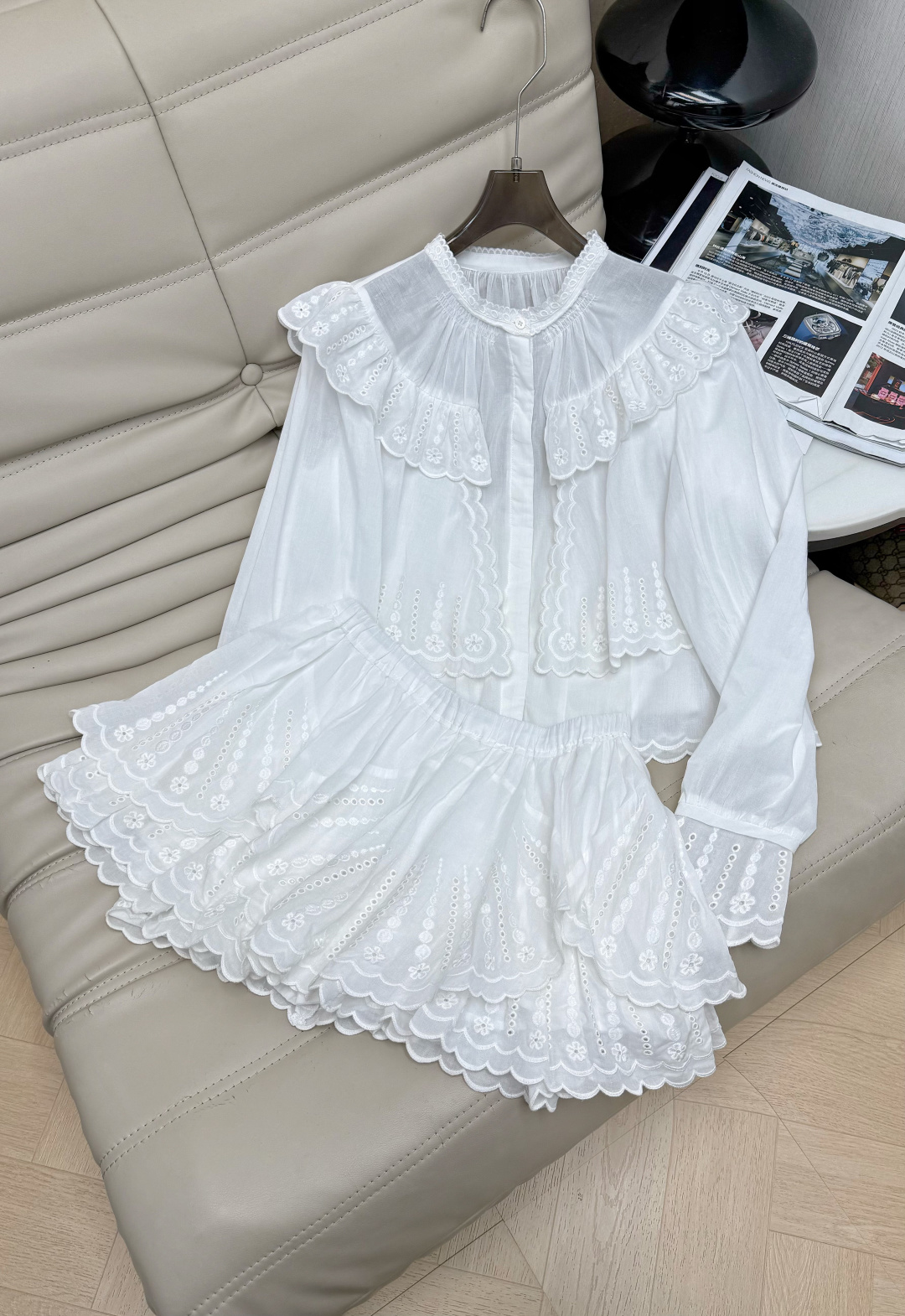 NO:924399,Tops and skirts 26Ss white lace doll collar shirt set (P can be separated) is made of light and breathable cotton fabric, with exquisite hollow lace, full of French pastoral style!  The layered ruffle design is full of three-dimensionality. The doll collar + long-sleeved details are gentle and retro. The hem of the pants and skirt is loose, slimming and long legs. It is super comfortable to wear in spring and summer. It is very photogenic when going out, taking photos or gatherings. It can easily create a sweet atmosphere ~ Recommend 34-36-38, skirts, shirts,19860909上衣半裙 26Ss白色蕾丝娃娃领衬衫套装(可分开P)采用轻薄透气棉质面料,搭配精致镂空蕾丝,法式田园风满满！层叠荷叶边设计,立体感十足,娃娃领+长袖细节,温柔又复古.裤裙摆宽松 显瘦显大长腿 春夏穿超舒适,日常出街、拍照或聚会都很出片,轻松打造甜美氛围感～推荐34-36-38,,skirts,shirts,,Women's clothing