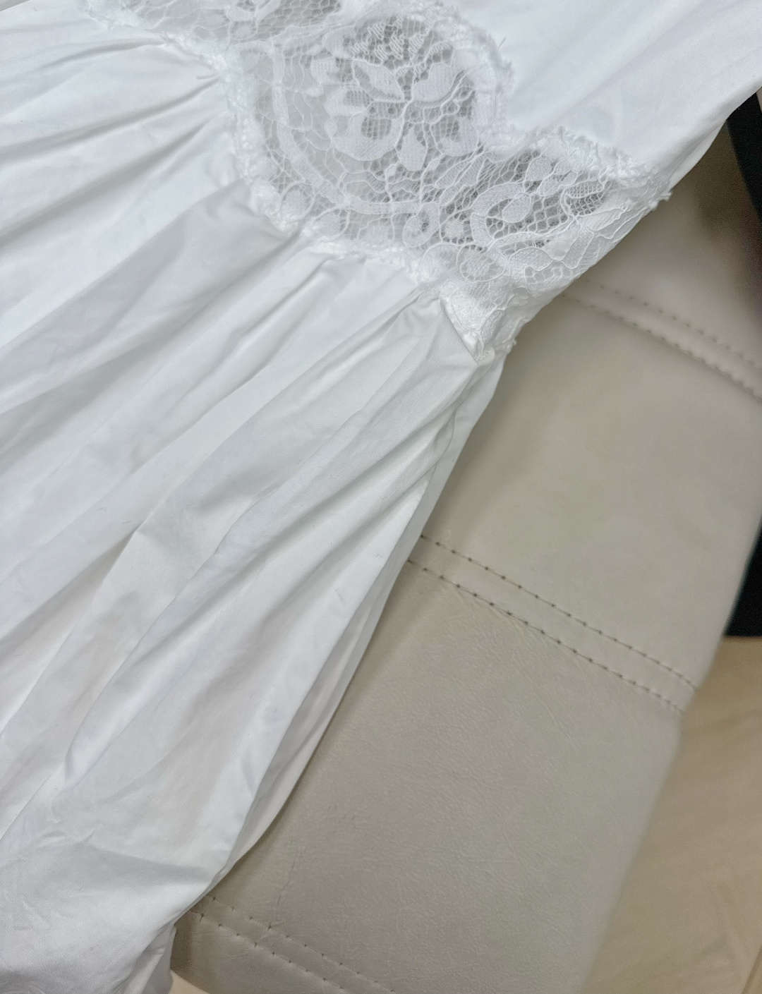 2026春夏白色蕾丝吊带连衣裙 轻盈透气面料 夏天穿超舒服！法式蕾丝拼接领口、腰线和裙摆，细节满满，优雅