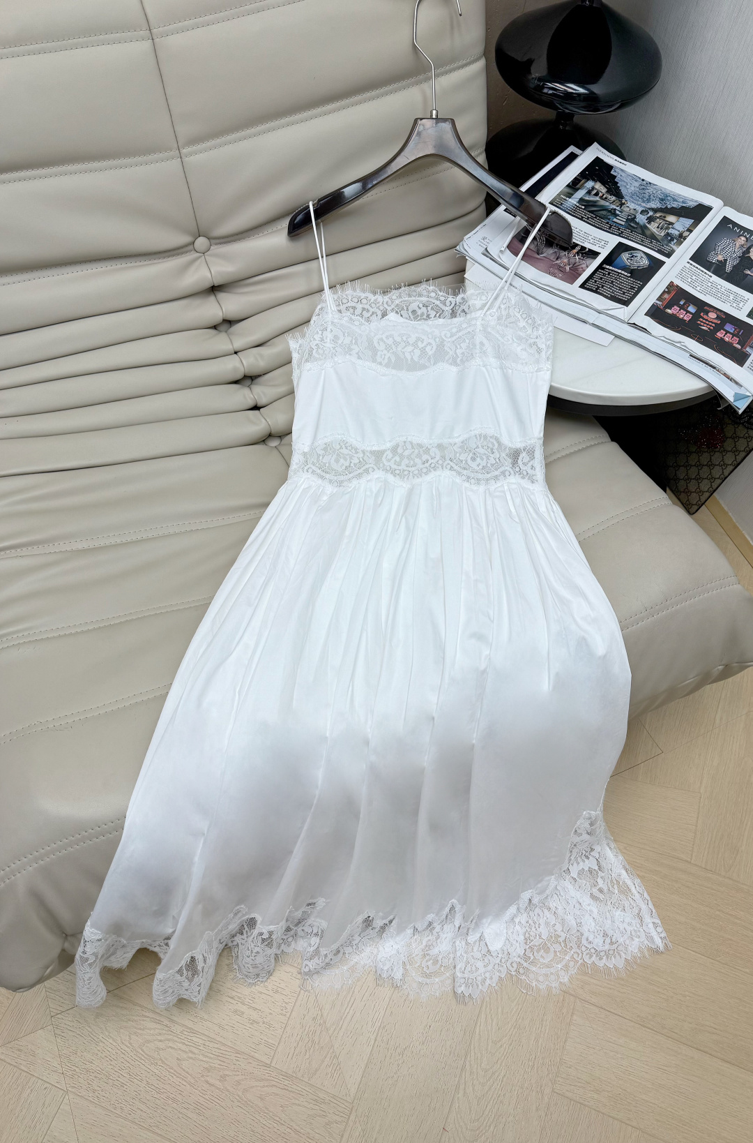 2026春夏白色蕾丝吊带连衣裙 轻盈透气面料 夏天穿超舒服！法式蕾丝拼接领口、腰线和裙摆，细节满满，优雅