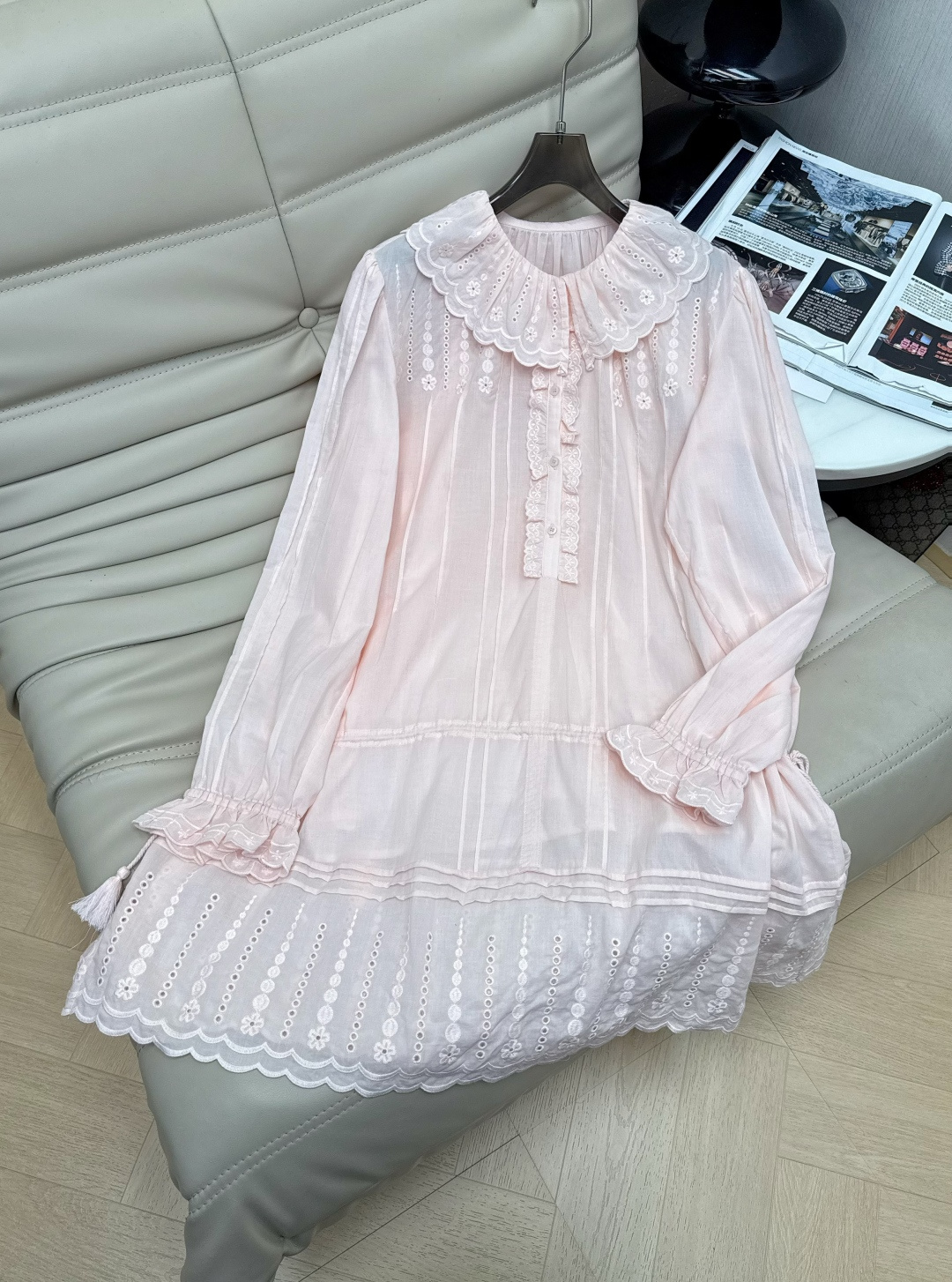 NO:928360,26-year-old embroidered dress, made of cotton gauze, light and breathable, super comfortable to wear in spring and summer!  French embroidery + hollow ruffles, full of details, round neck, long sleeves, elastic cuffs, adjustable drawstring waist, super layered skirt scalloped embroidery ~ can be easily used for daily life, vacation, and photo taking, with both girlish and elegant temperament, 2 colors 34-36-38,,skirts,1986090926年刺绣连衣裙,棉质薄纱材质,轻盈透气,春夏穿超舒服！法式刺绣+镂空荷叶边,细节满满圆领、长袖、弹力袖口,抽绳腰身可调节,裙摆扇形刺绣超有层次感～日常、度假、拍照都能轻松驾驭,少女感和优雅气质兼具,2色 34-36-38,,skirts,,Women's clothing