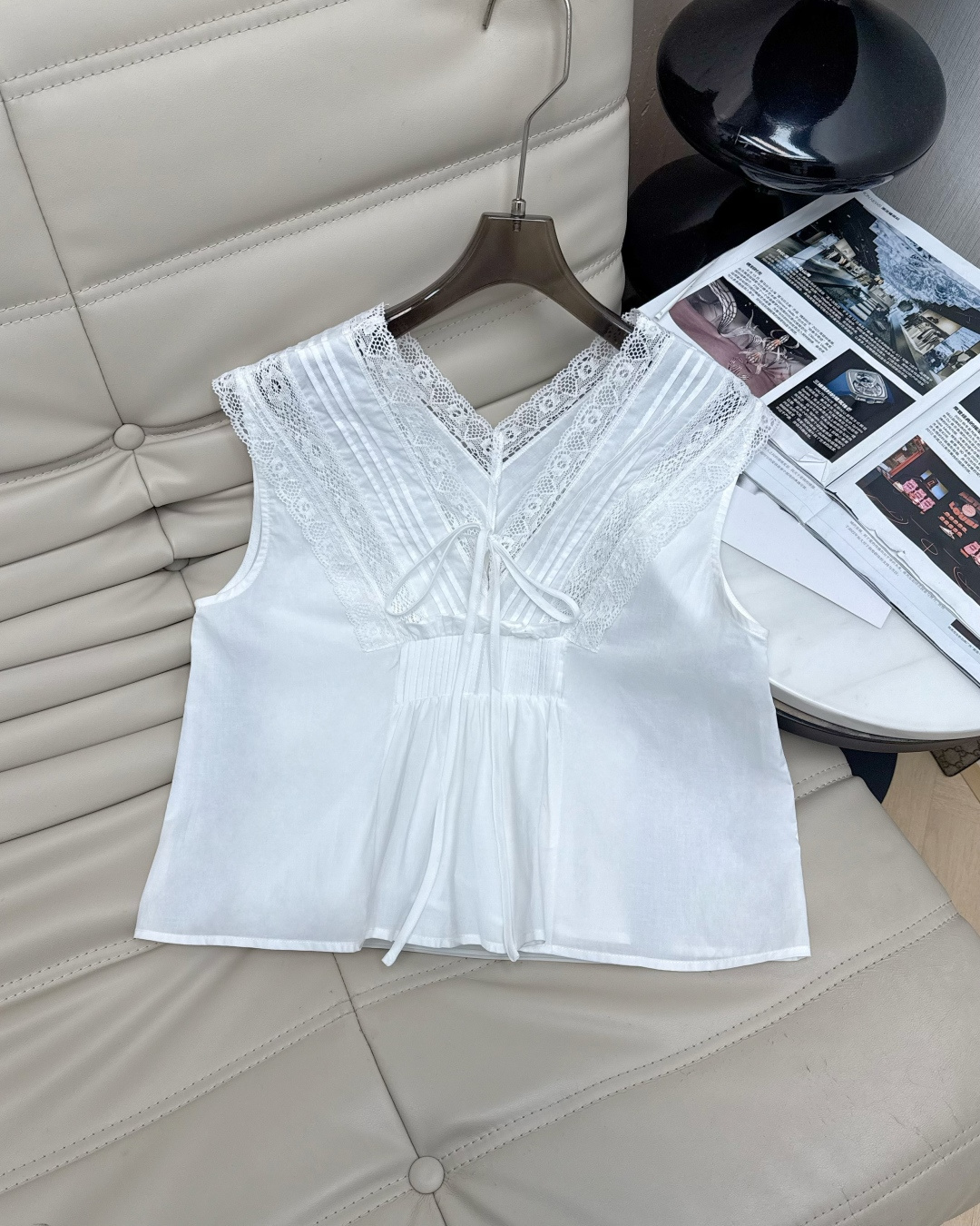 NO:932631,26Ss French retro style vest top with white lace stitching and V-neck design, elegant and breathable, super comfortable to wear in summer!  The drawstring at the waist is adjustable, which can modify the body shape and is very flexible. The sleeveless design is refreshing and neat, and when paired with high-waisted pants or skirts, you can easily get a gentle atmosphere ~ It is perfect for daily commuting, vacationing, and taking photos. It is a must-have and versatile item in the summer wardrobe!  34-36-38,,skirts,1986090926Ss法式复古风马甲上衣 白色蕾丝拼接+V领设计,优雅又透气,夏天穿超舒服！腰部抽绳可调节,修饰身形还很灵活.无袖设计清爽利落,搭配高腰裤或裙装,轻松get温柔氛围感～日常通勤、度假、拍照都很出片是夏季衣橱必备百搭单品！34-36-38,,skirts,,Women's clothing