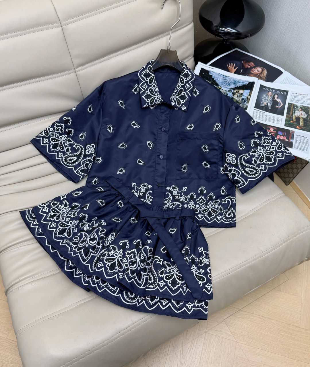 NO:943768,Top, skirt, 26Ss high-temperature ironed shirt and culottes, dark blue base with white embroidery, highly recognizable!  The fabric has a glossy feel and is smooth to the touch. The paisley pattern is retro and fashionable and the culottes are built to prevent exposure. The belt adds a sense of series~ Easily tighten your waist and optimize your body proportions. It can be easily controlled whether you are commuting or on vacation. You have the French casual atmosphere~ SmL,,skirts,shirts,19860909上衣 半裙26Ss高温烫钻衬衫裤裙 深蓝底配白色刺绣 辨识度超高！面料自带光泽感,手感顺滑 佩斯利涡纹图案复古又时髦裤裙自带防走光 配腰带 增添系列感～轻松收腰,优化身材比例,无论通勤还是度假都能轻松驾驭,法式随性氛围感拿捏住啦～SmL,,skirts,shirts,,Women's clothing