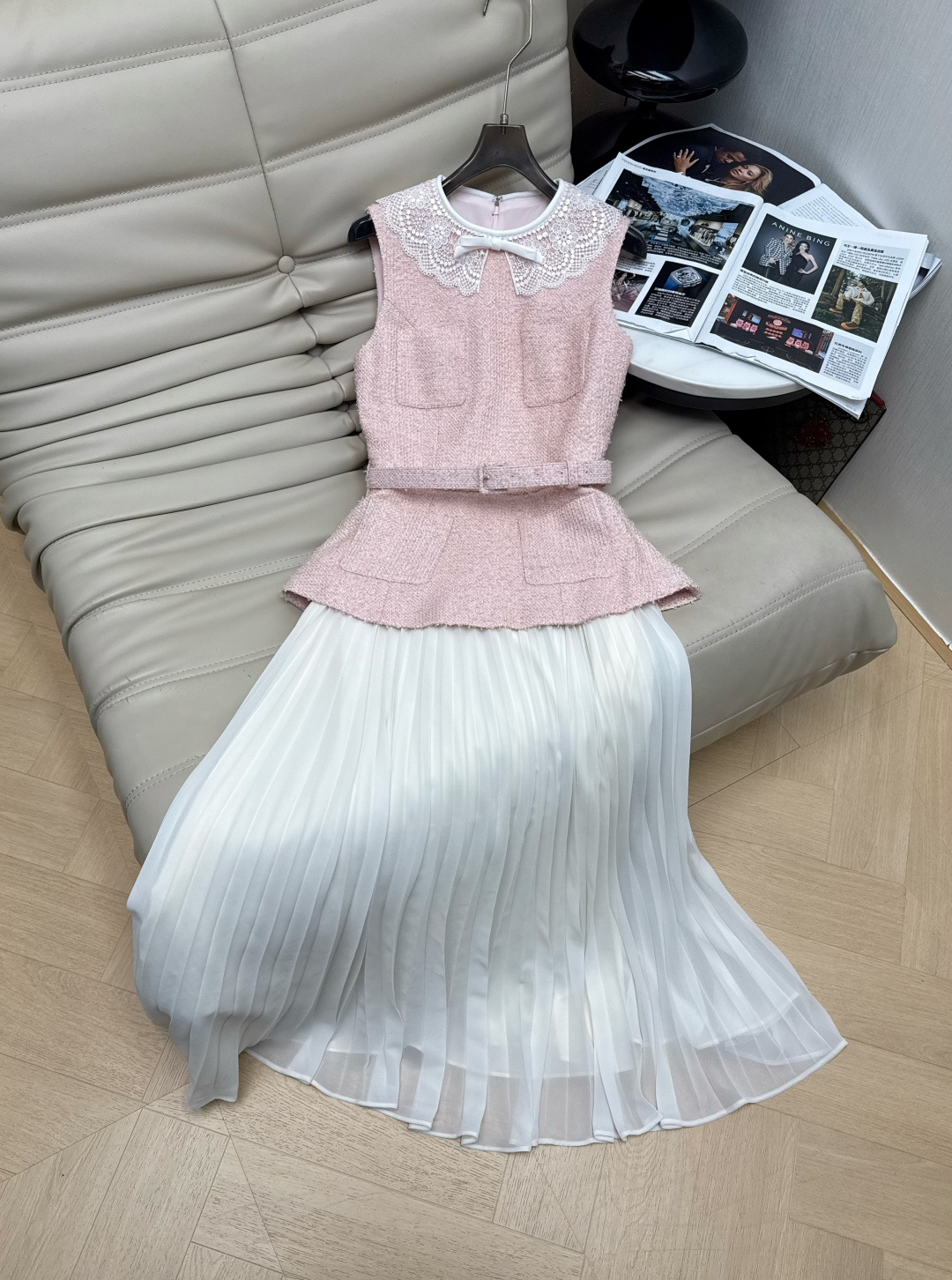 NO:952750,26Ss pink tweed and white pleated gauze skirt dress. The lace neckline hides the girly bow point. It is not too sweet. The waist design just lifts the waistline. When the skirt floats in the wind, the whole person is shining. The pink and white color is clean and layered. Recommend S-XL l,,skirts,1986090926Ss粉色粗花呢白色百褶纱裙连衣裙 蕾丝领口藏着少女心蝴蝶结点到为止 不会太甜 收腰设计刚好把腰线提上去 裙摆随风飘起来的时候 整个人都在发光 粉白配色干净又有层次 推荐S-XL l,,skirts,,Women's clothing