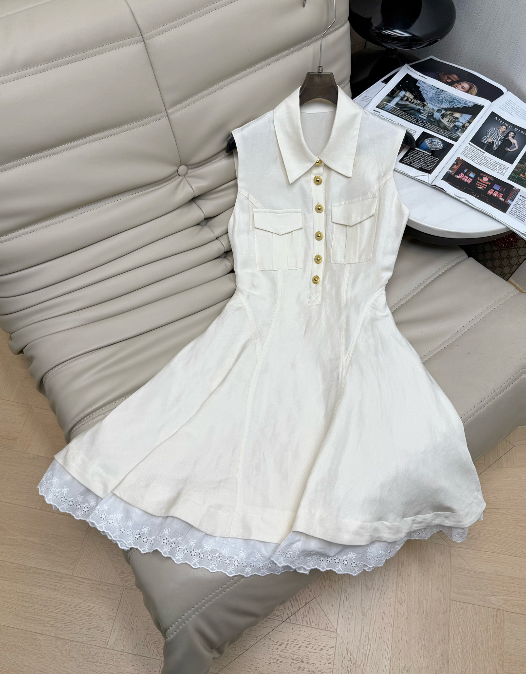 NO:952762,26Ss ivory linen blended lapel sleeveless dress with lace hem. The whole skirt is clean and textured. It is a very typical 'White Moonlight' style. The lapel has a correct temperament and the waist is pinched out. The A-line skirt naturally spreads out. The lace circle at the skirt is the finishing touch. The linen blended fabric has texture on the upper body without being stuffy. The pockets and metal buttons on the chest have just the right sense of detail and the shape is super unobtrusive.  Recommend SML,,skirts,1986090926Ss象牙白亚麻混纺翻领无袖连衣裙,裙摆带蕾丝花边,整条裙子干净又有质感,很典型的'白月光'款. 翻领自带端正气质收腰掐出腰线 A字裙摆自然散开 裙摆那圈蕾丝是点睛之笔 亚麻混纺的面料 上身有质感又不闷 胸前的口袋和金属纽扣 细节感刚刚好 版型超级不挑人 推荐SML,,skirts,,Women's clothing