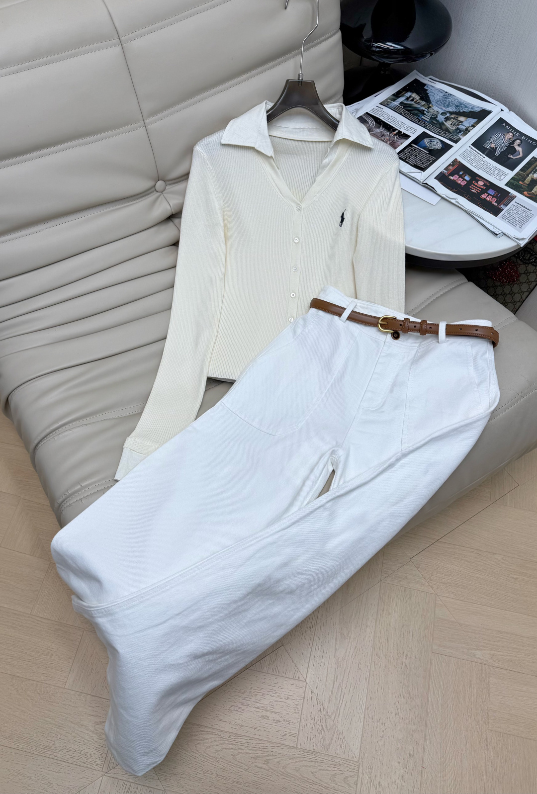 NO:955187,Tops and pants 2026Ss early autumn vertical striped texture top. Slim but not tight. The V-neck just exposes a little collarbone. The collar echoes the sleeves and is spliced ​​with linen material. It is full of details. The collar is turned out and the layering is straight. The cuffs are slightly flared. There is a kind of unintentional elegance when hanging down. #老钱风 #college wear. Recommend 3 colors and 3 sizes.19860909上衣 裤子 2026Ss早秋竖条纹肌理上衣 修身但不紧绷 V领刚好露出一点锁骨 领子跟袖子相呼应拼接亚麻材质,细节满满～领口翻出来 层次感直接拉满 袖口微喇 垂下来有种不刻意的优雅 #老钱风 #学院穿搭 推荐3色3码,,,Women's clothing