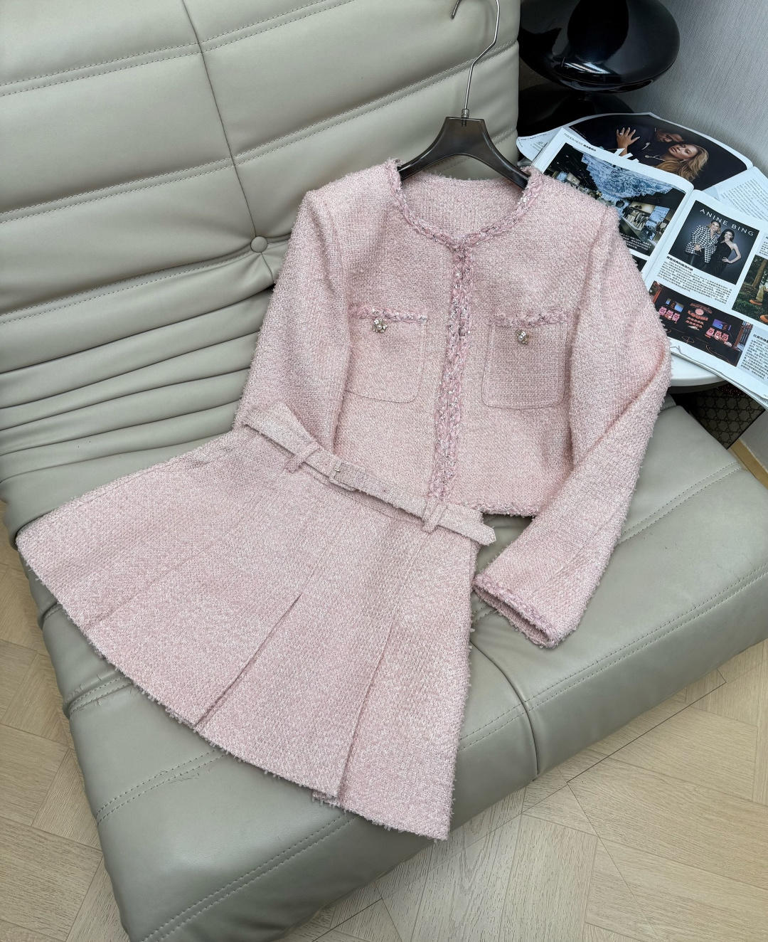 NO:957234,Jacket and skirt 6 new style small style suit. The texture of the tweed material is particularly good in three-dimensional texture. The short jacket holds the waistline and matches the skirt of the same color. The proportions are directly full. The two buttons on the pocket of the jacket are the most restrained decoration of the whole body. The skirt and belt are pleated to reduce age and are sweet. It is great for dates, parties and photos. It is gentle to the bones but not sweet at all. It has a romantic and girlish feeling that fills up the whole body~SML,,skirts,jackets & coats,19860909外套半裙6新款小香风套装 粗花呢面料质感立体质感特别好 短款外套收住腰线 配同色半裙 比例直接拉满 上衣口袋上那两颗纽扣 是整身最克制的装饰,半裙配腰带百褶减龄又甜美 约会 聚会 拍照都很出片 温柔到骨子里 但一点不甜腻浪漫少女感直接拉满～SML,,skirts,jackets & coats,,Women's clothing