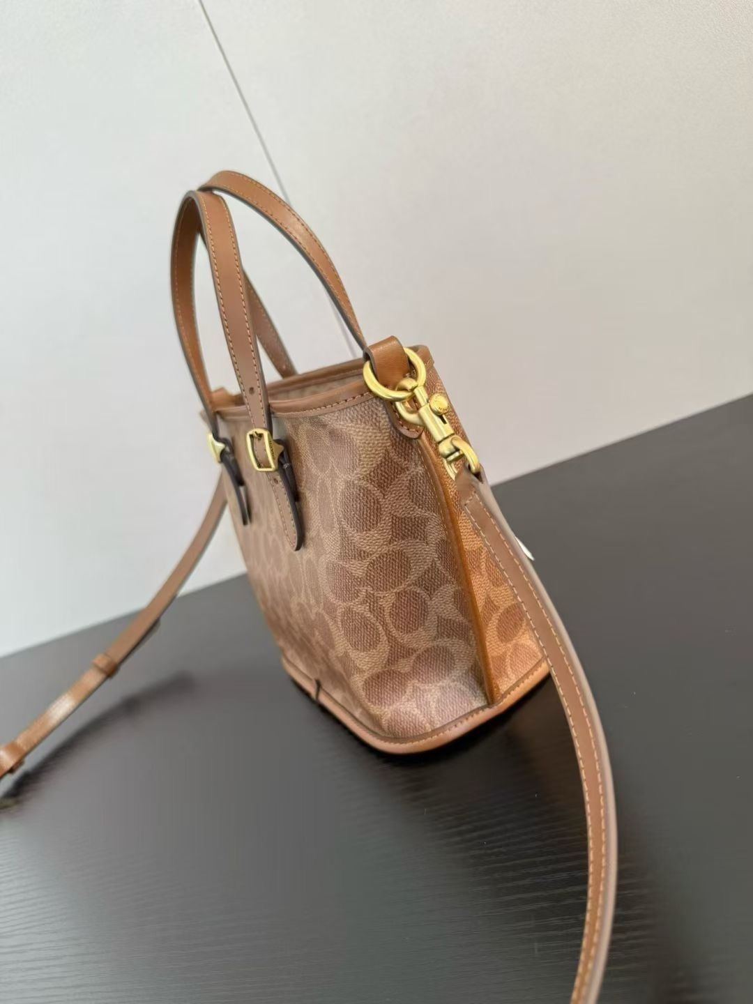 Coach ～原Coach蔻驰 CCD94 taxitote21系列新款菜篮子托特包手提斜挎包